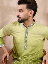 Ethnic Bay Men Green Silk Blend Ethnic Motifs Embroidered Straight Kurta-MKU1800
