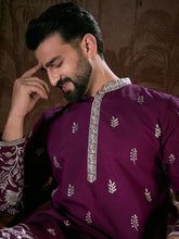 Ethnic Bay Men Purple Silk Blend Solid Embroidered Straight Kurta-MKU1944
