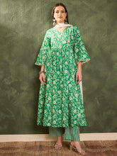 Women Green & White Floral Gathered Kurta Set with Dupatta-SHSET96464
