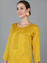 Women Yellow Silk Blend Solid Kurtas Vck8866