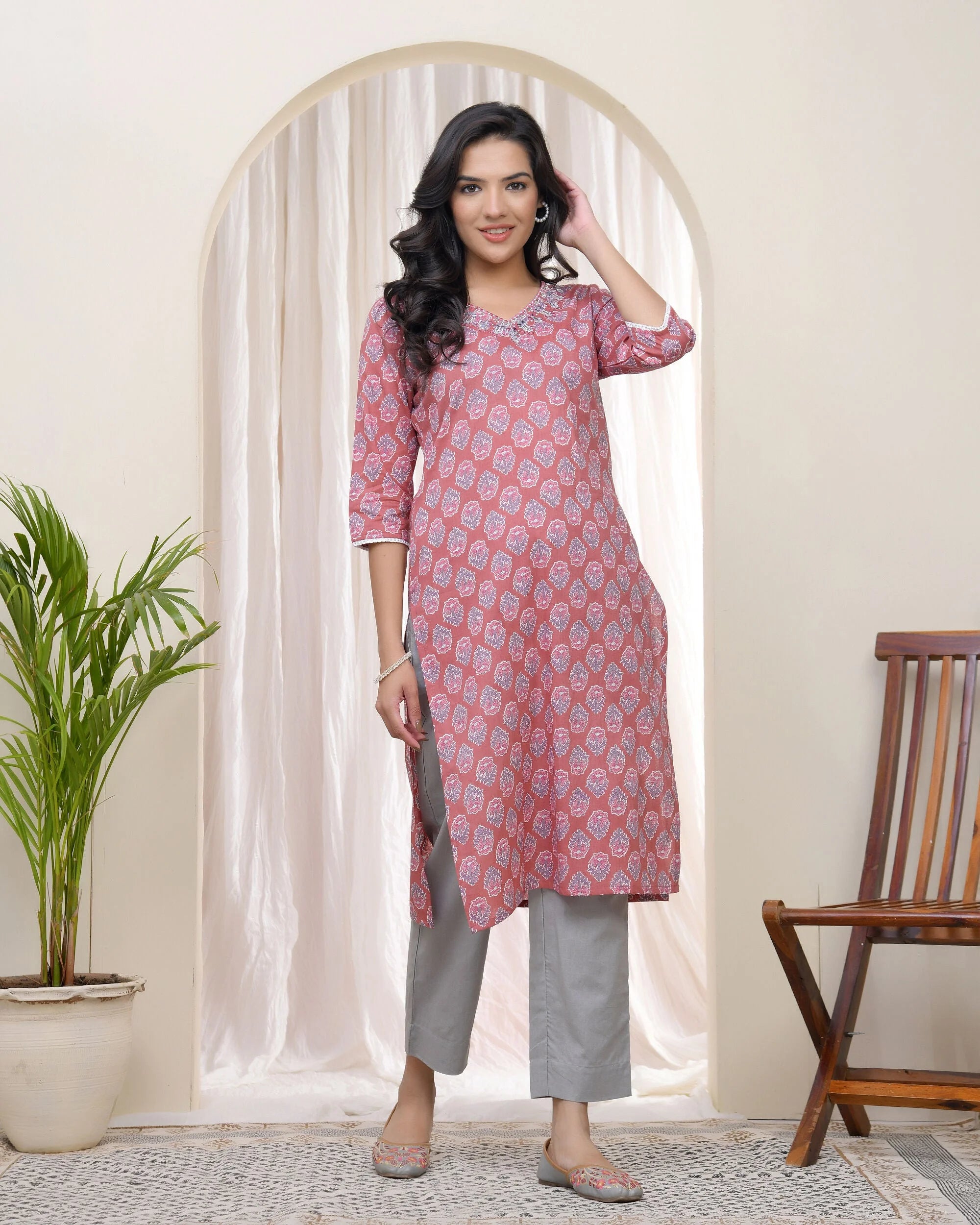 Women Pink Cotton printed Straight Kurti with pant