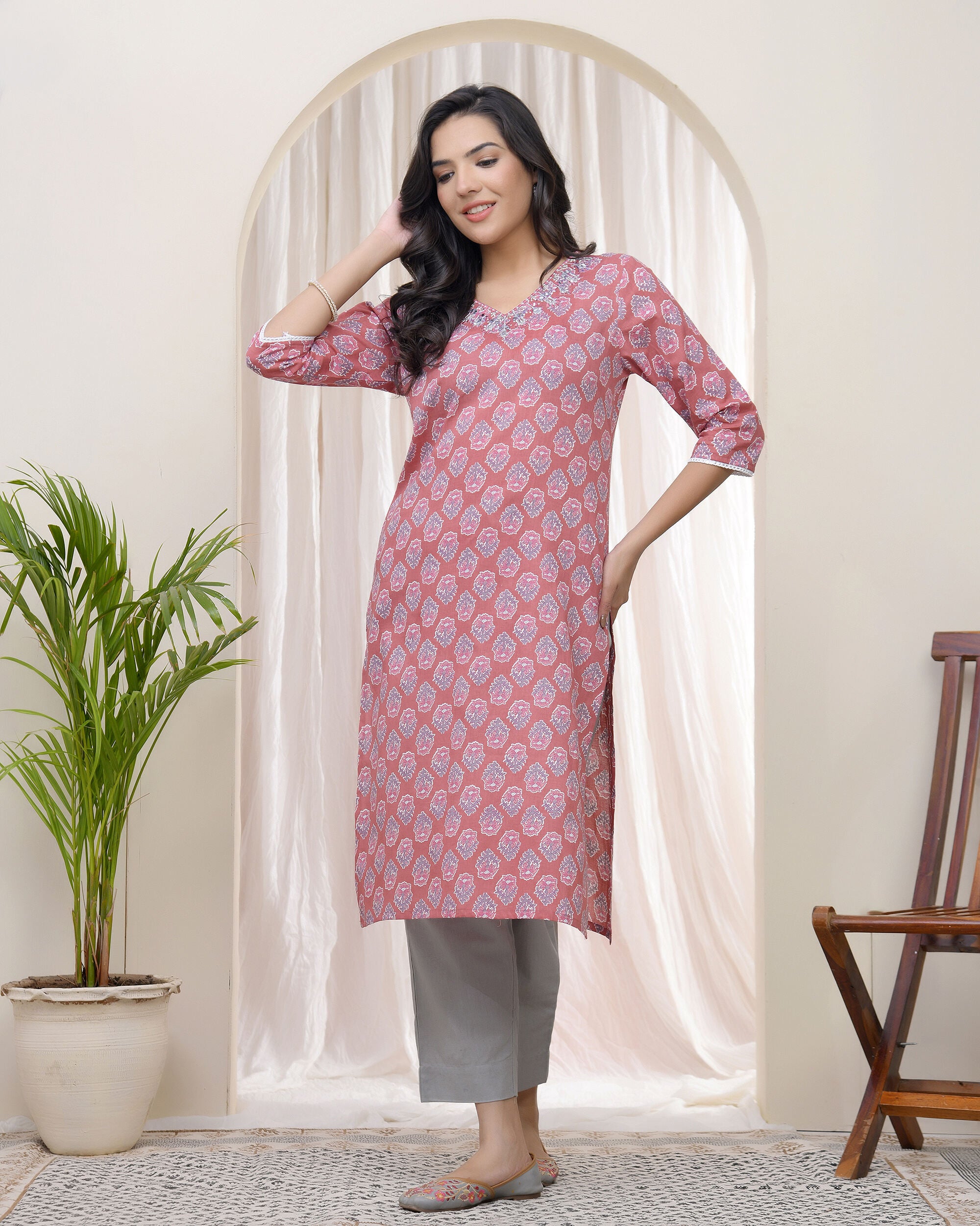 Women Pink Cotton printed Straight Kurti with pant