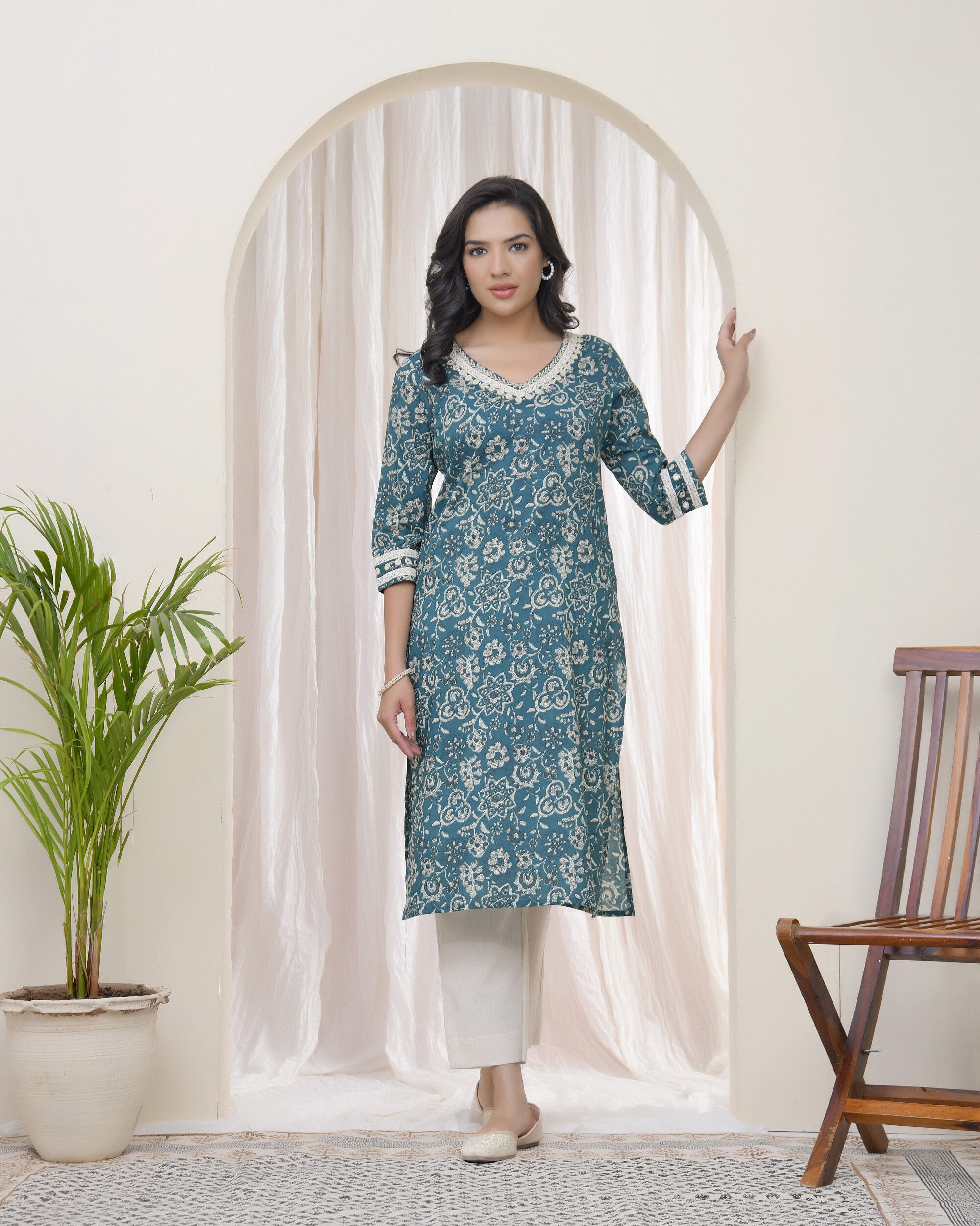 Women Ferozi Cotton printed Straight Kurti with pant