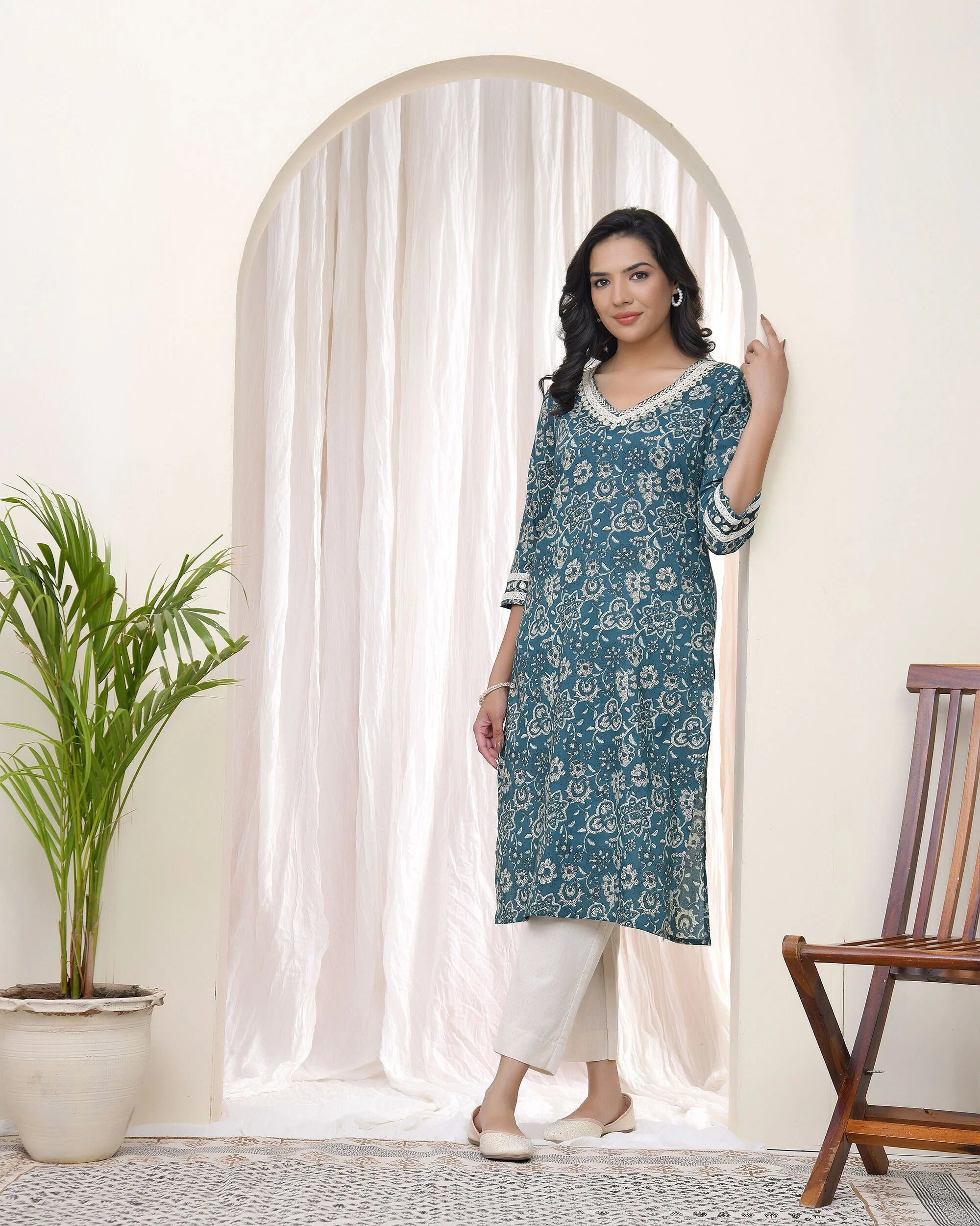 Women Ferozi Cotton printed Straight Kurti with pant
