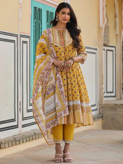 Women'S Mustard Cotton Voile Floral Printed Kurta With Cambric Straight Pant And Voile Duptta