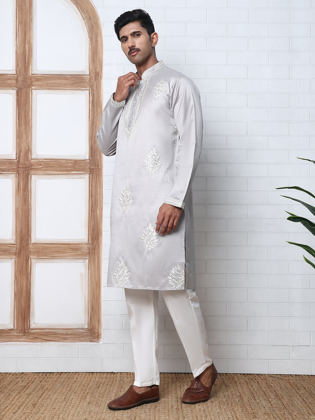 DesiQlo Men Embroidered Kurta Pyjama Set - Silver