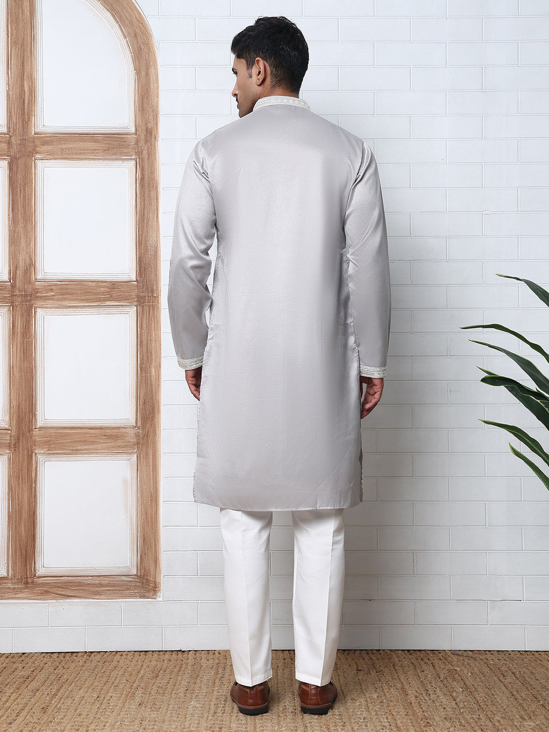 DesiQlo Men Embroidered Kurta Pyjama Set - Silver