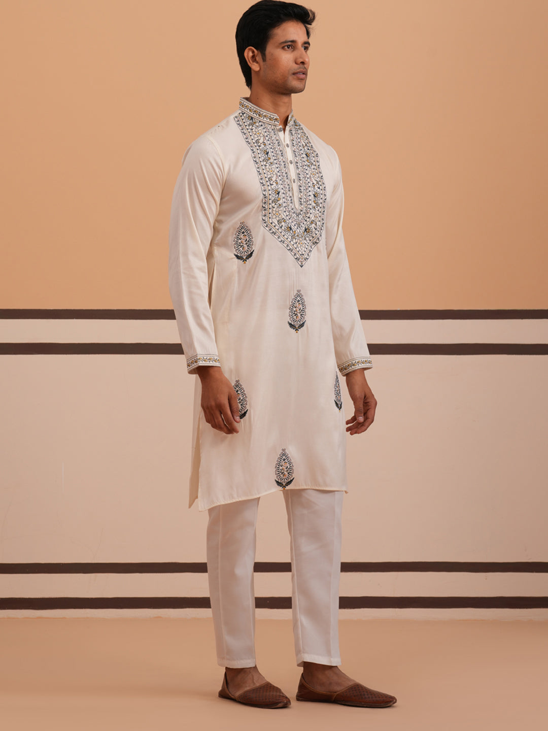 DesiQlo Men Embroidered Kurta Pyjama Set - White - 65KP_P_5361White_S
