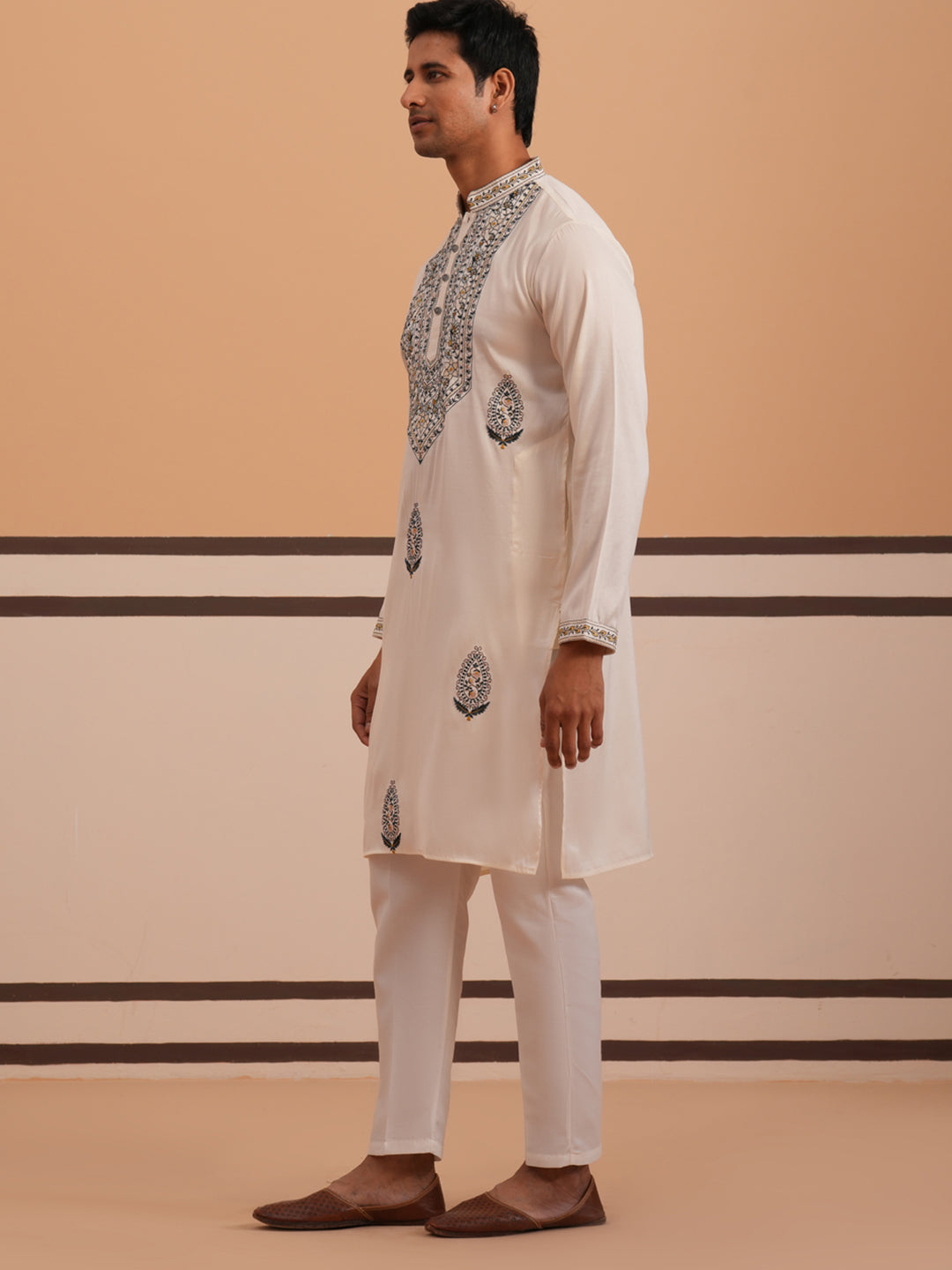 DesiQlo Men Embroidered Kurta Pyjama Set - White - 65KP_P_5361White_S