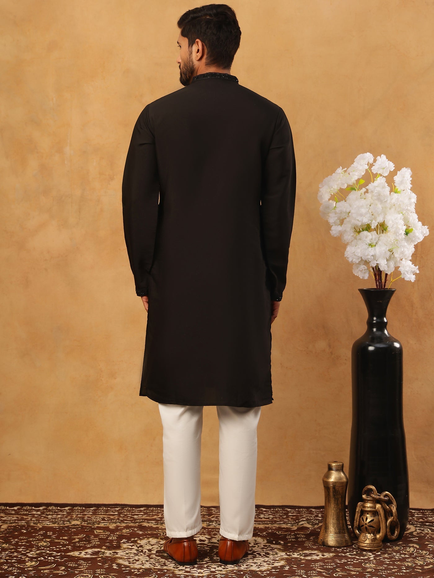 DesiQlo Men Floral Kurta Pyjama Set - Black