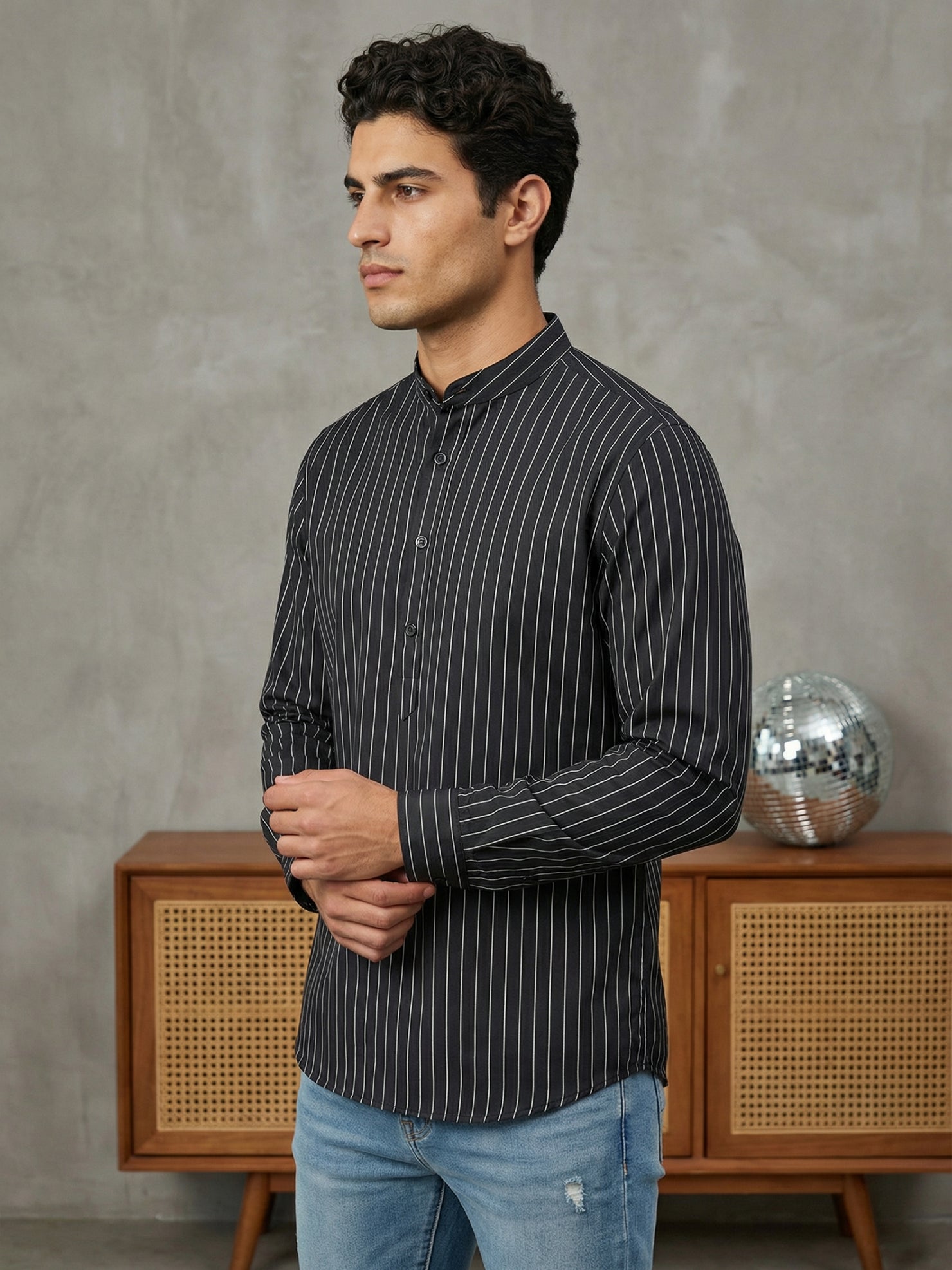 DesiQlo Men Striped Kurta Only - Black