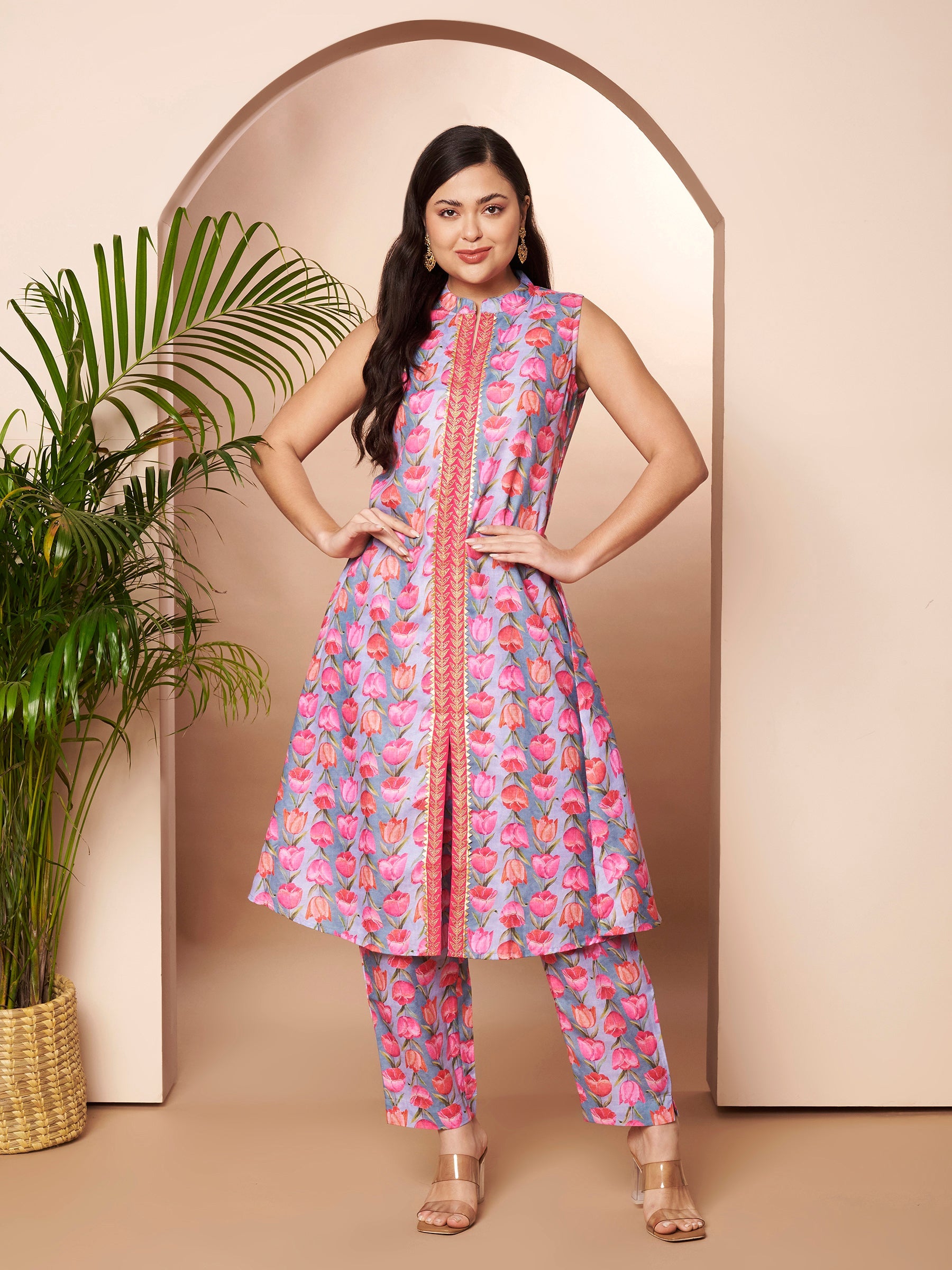 Women Floral Printed Panelled Kurta with Trousers