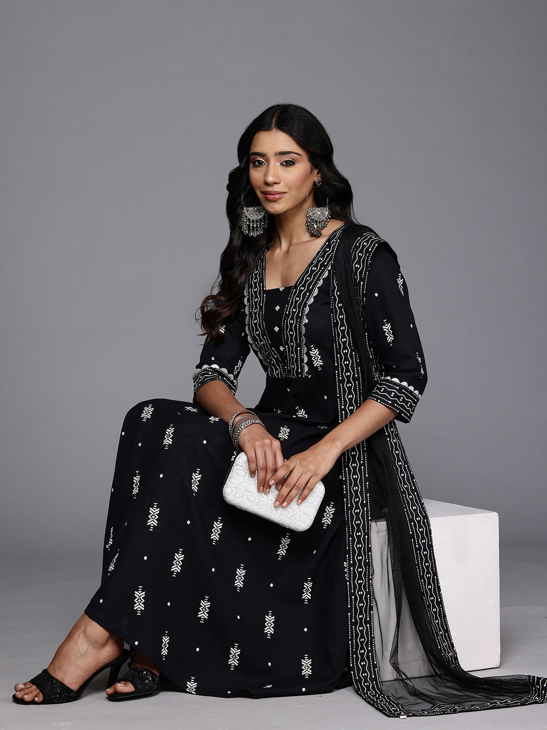 Geometric Printed Kurta with Trousers & With Dupatt