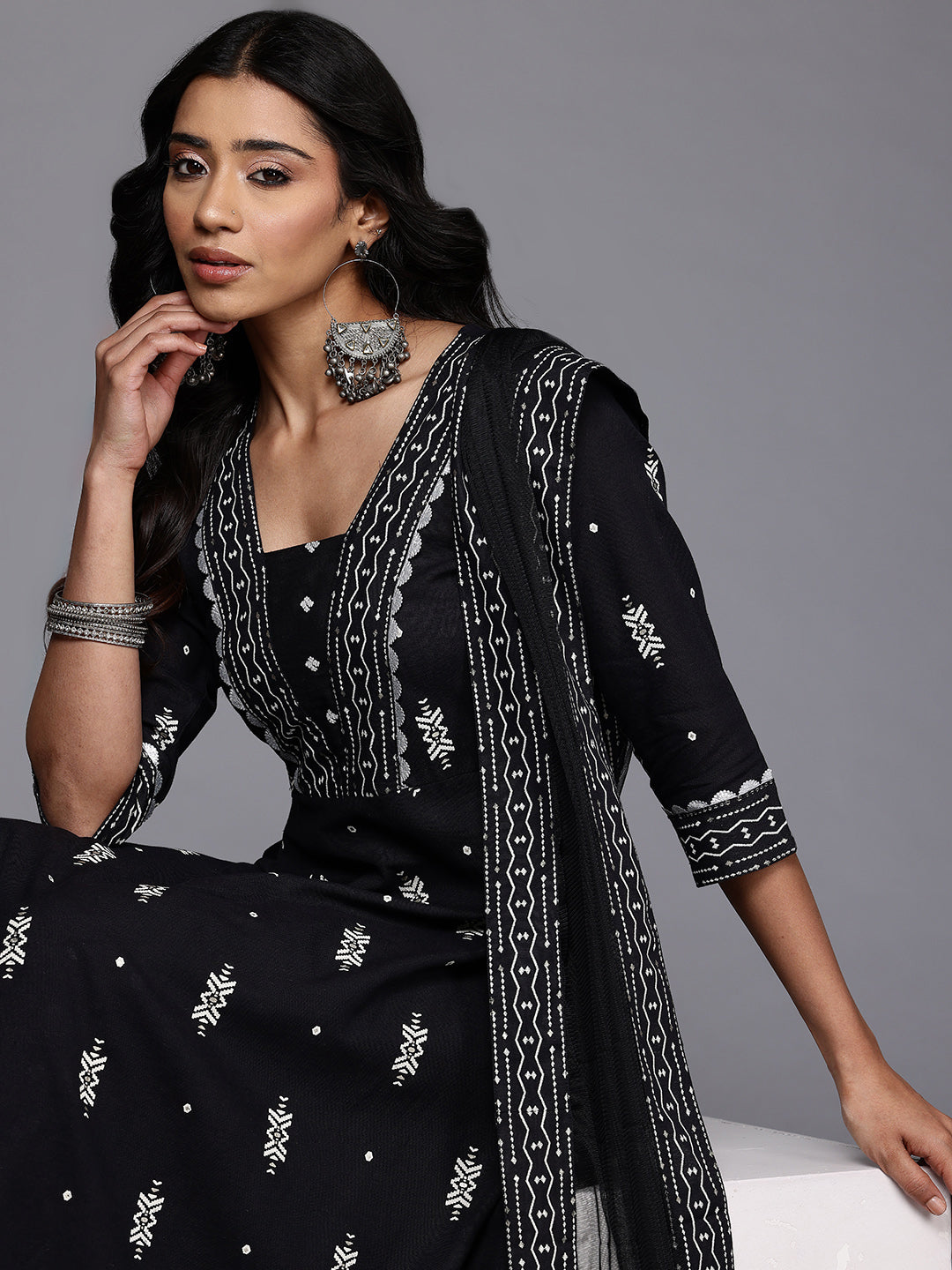Geometric Printed Kurta with Trousers & With Dupatt