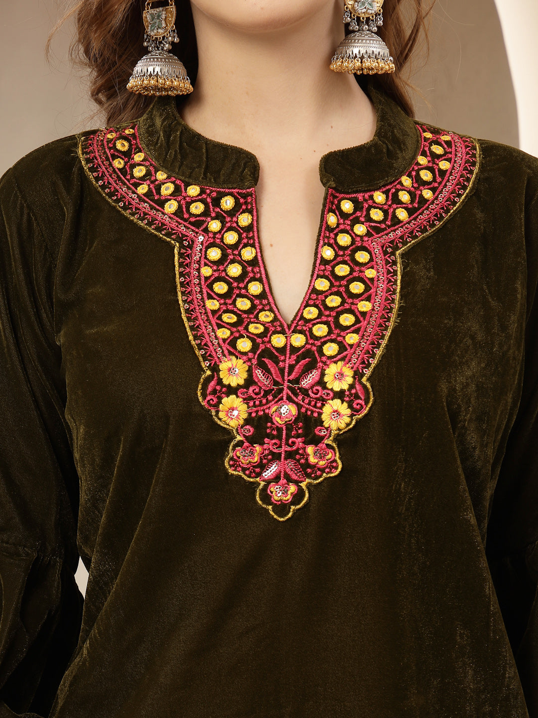 Women's Olive Solid & Embroidered Velvet Co-Ord Set (CSOLIVEDANDIYA) |