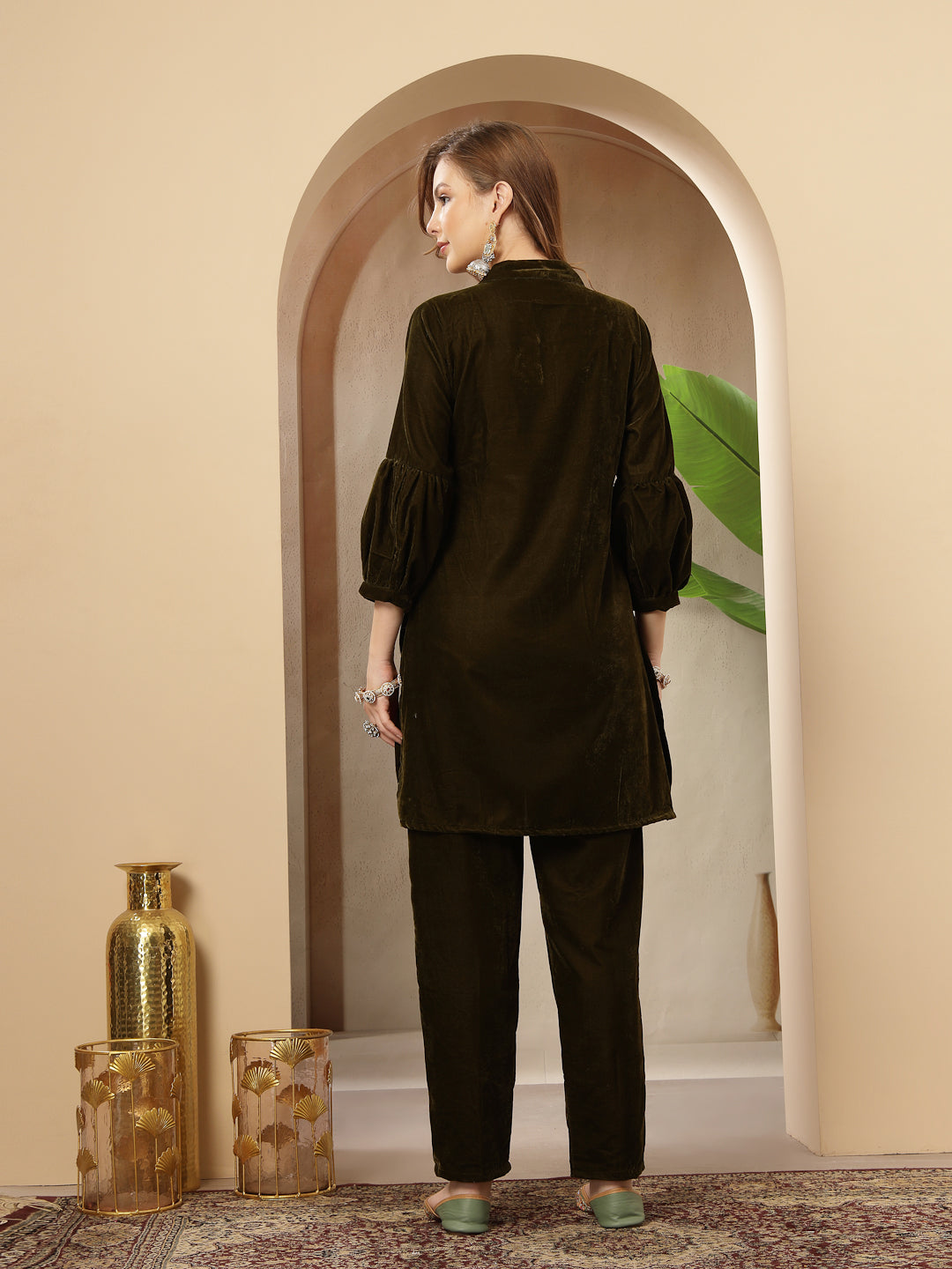 Women's Olive Solid & Embroidered Velvet Co-Ord Set (CSOLIVEDANDIYA) |