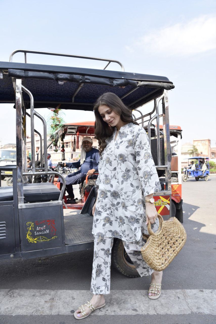 Women's Floral Printed Knee Length V Neck Rayon Kurti And Pant Set (K197)