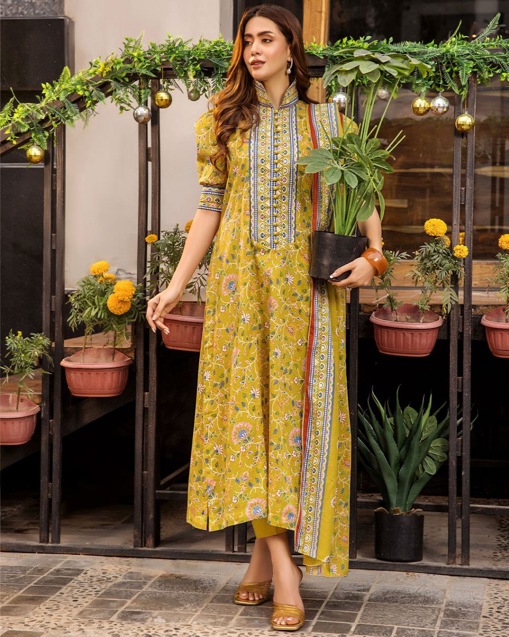 Women's Floral Printed V Neck Kurti And Pant Set With Printed Dupatta