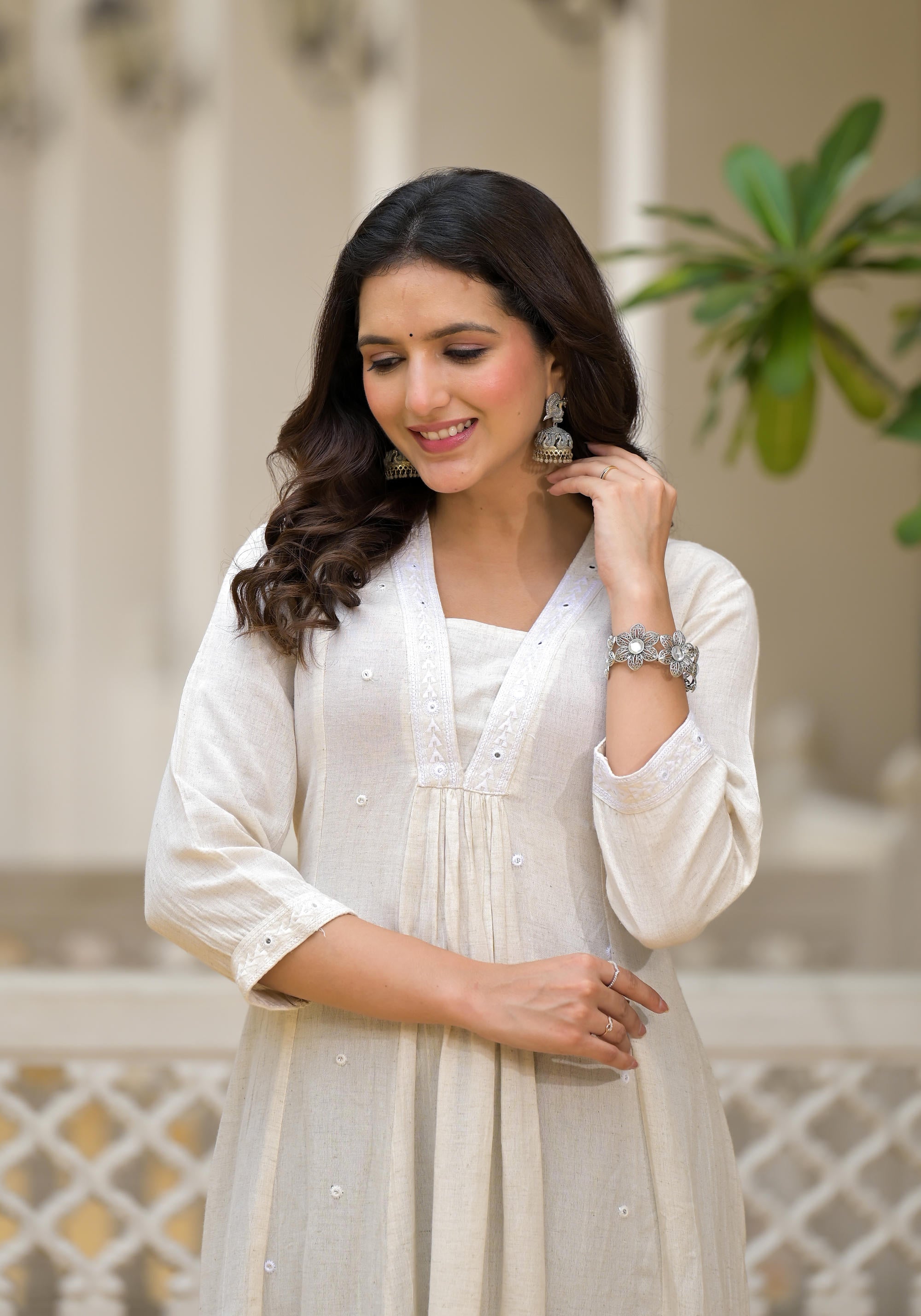 Off-White Solid Kurta With Mirror Work | DesiQlo