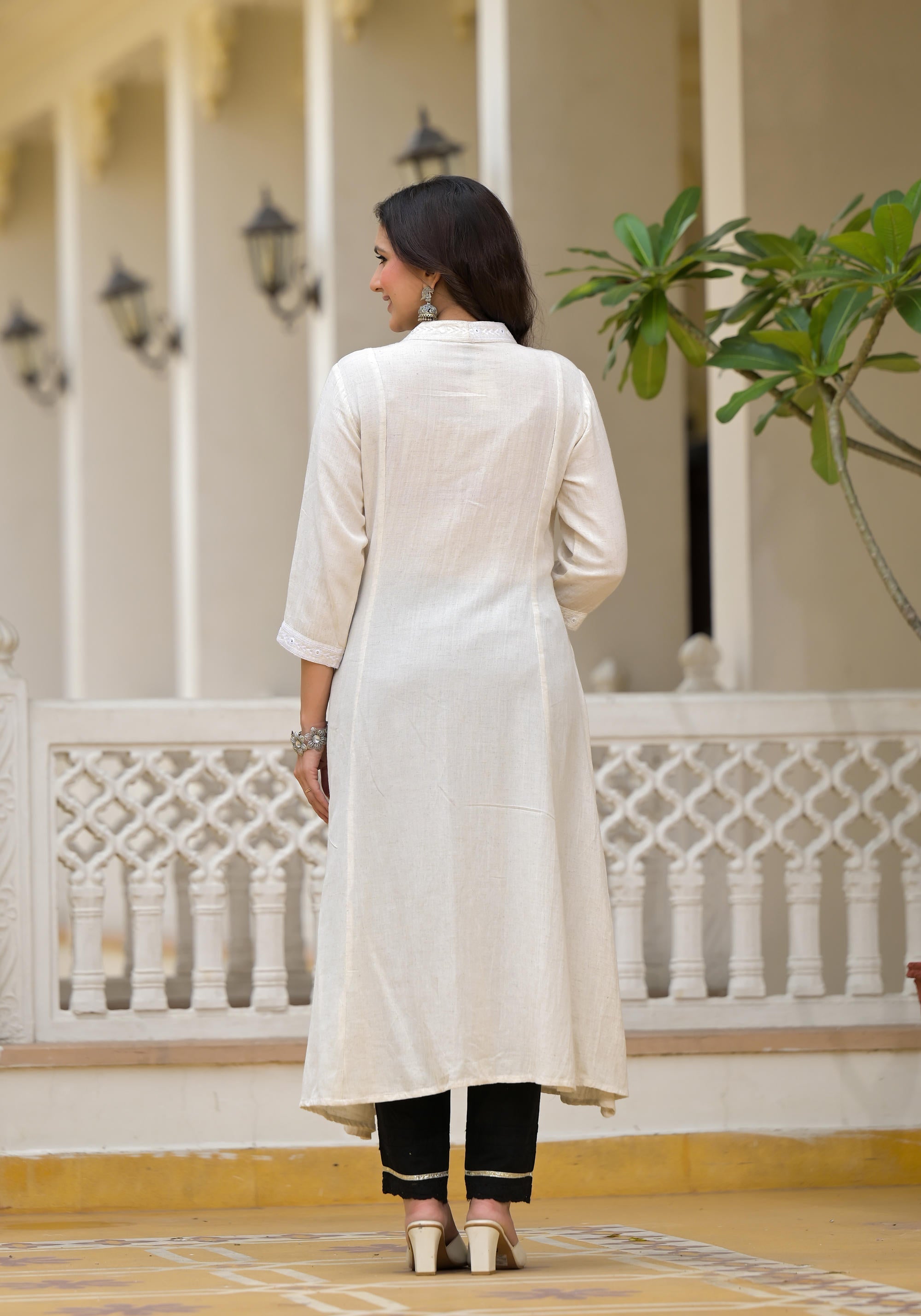 Off-White Solid Kurta With Mirror Work | DesiQlo