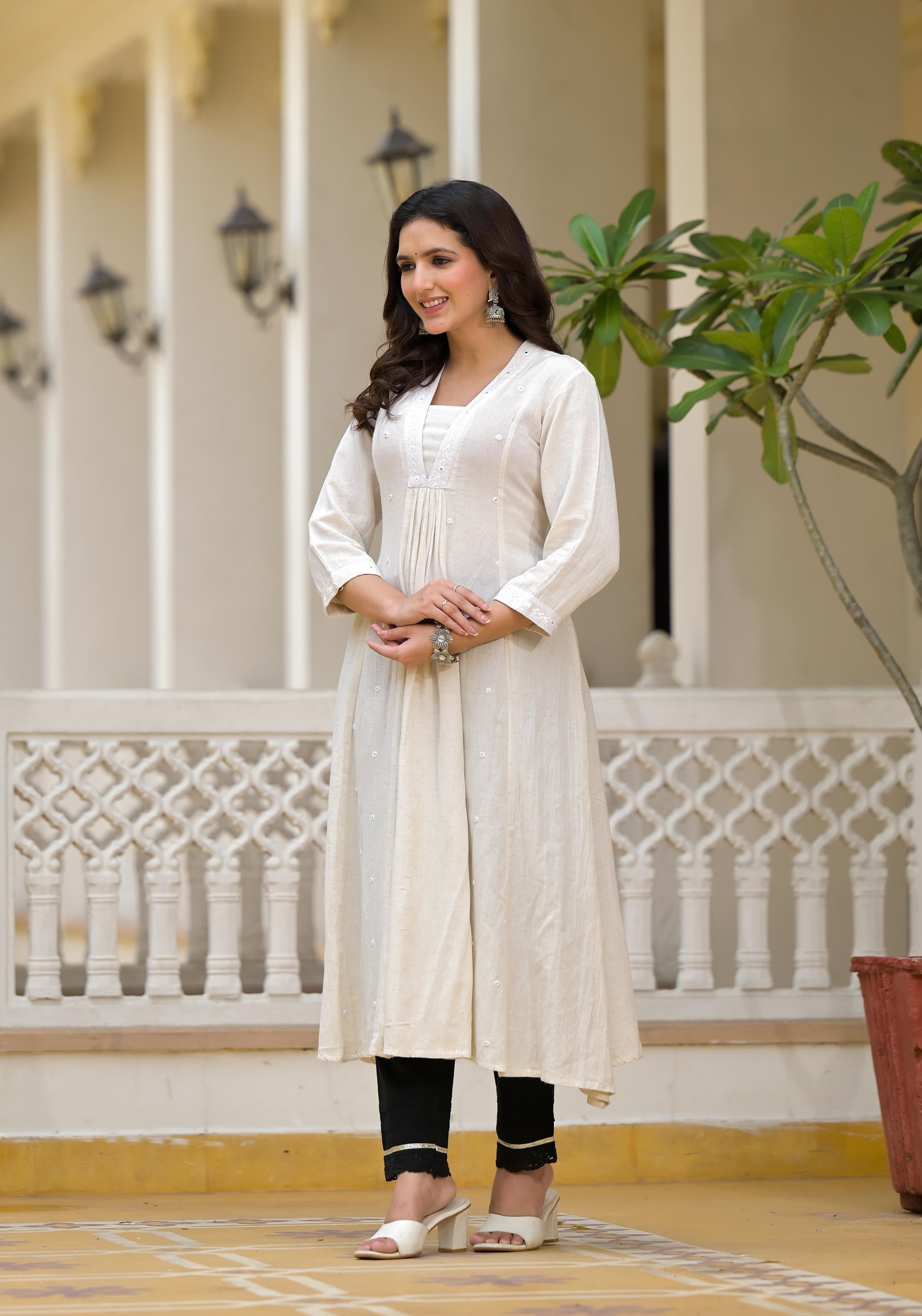 Off-White Solid Kurta With Mirror Work | DesiQlo