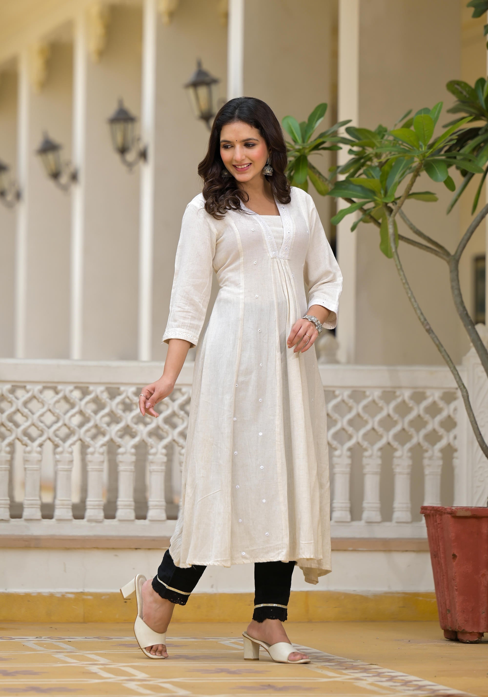 Off-White Solid Kurta With Mirror Work | DesiQlo