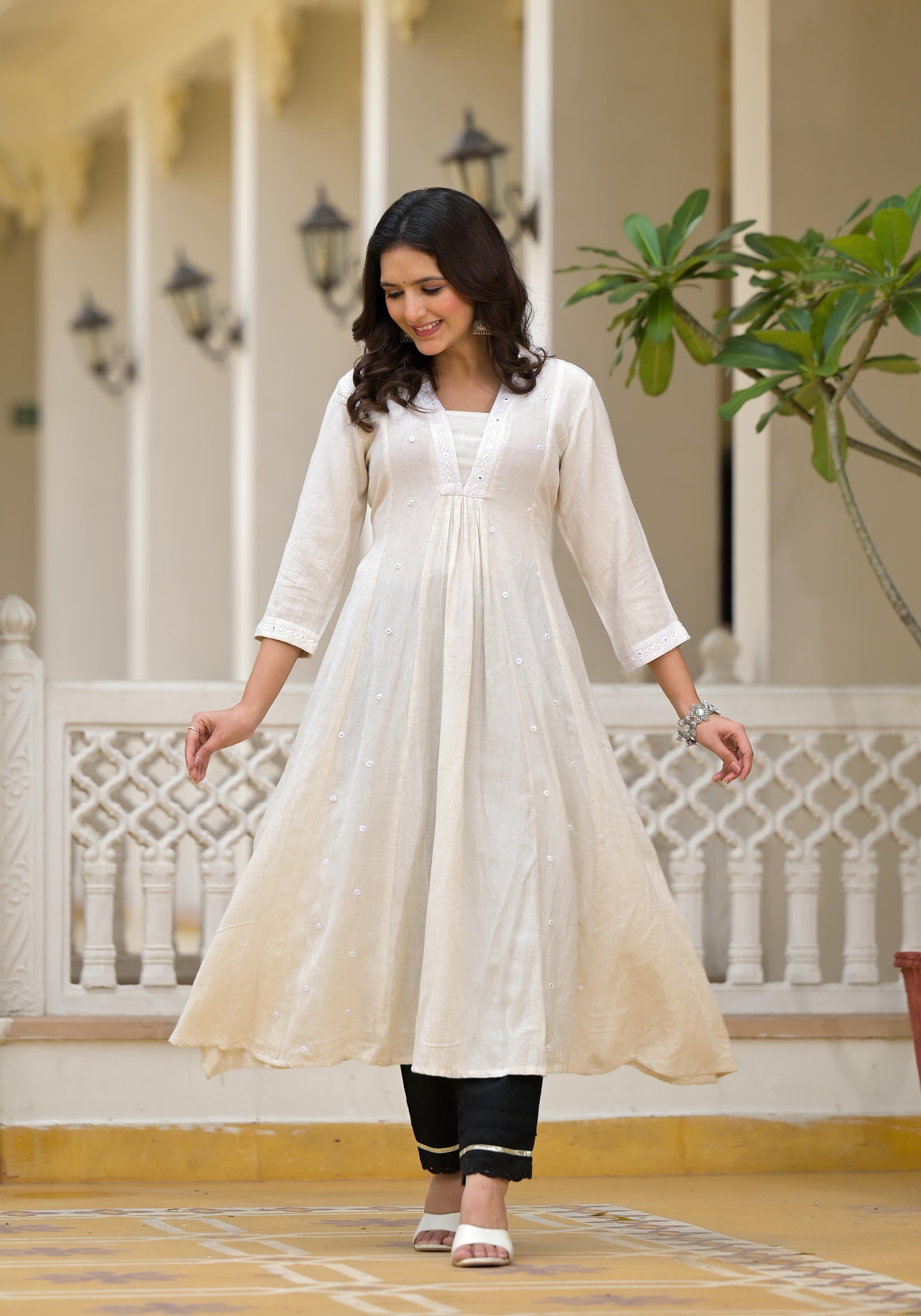 Off-White Solid Kurta With Mirror Work | DesiQlo