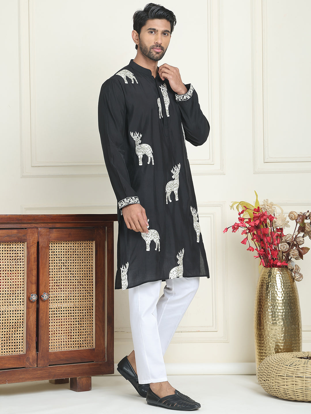 DesiQlo Men Embroidered Kurta Pyjama Set - White - JOKP_P_5196White_S
