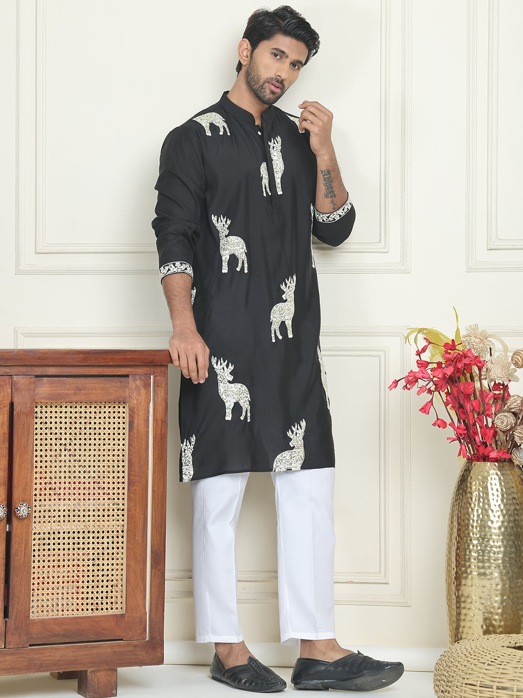 DesiQlo Men Embroidered Kurta Pyjama Set - White - JOKP_P_5196White_S