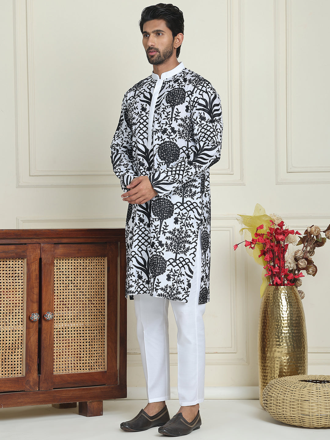 DesiQlo Men Embroidered Kurta Pyjama Set - White - JOKP_P_5201White_S