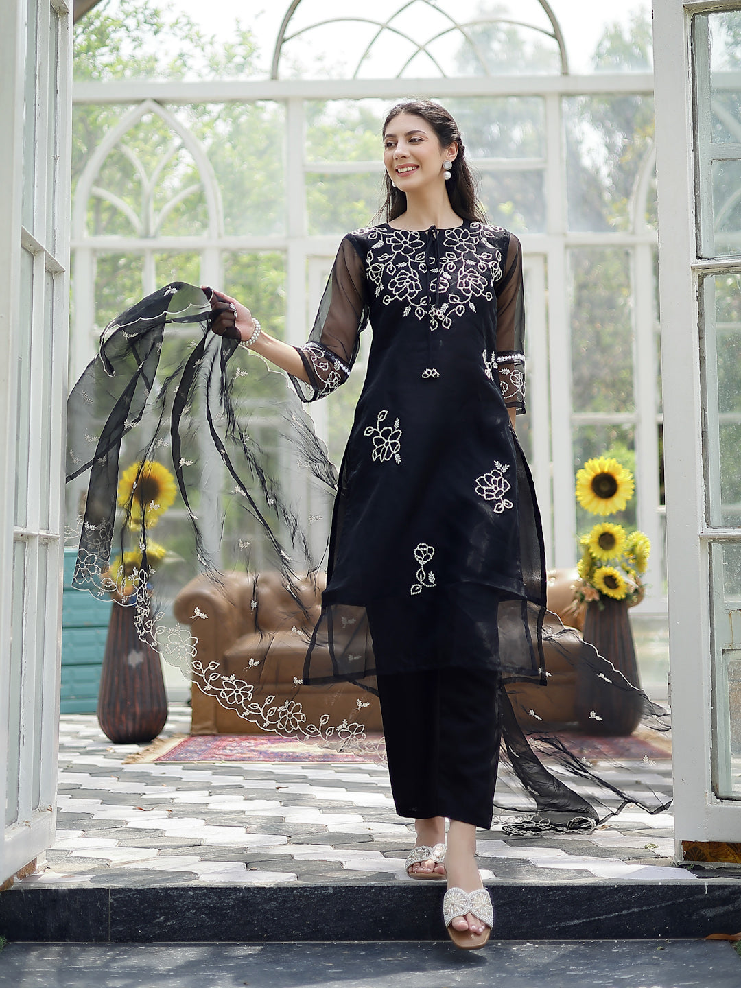 Women's Black Solid & Embroidered Cotton Straight Kurta Pant Dupatta S