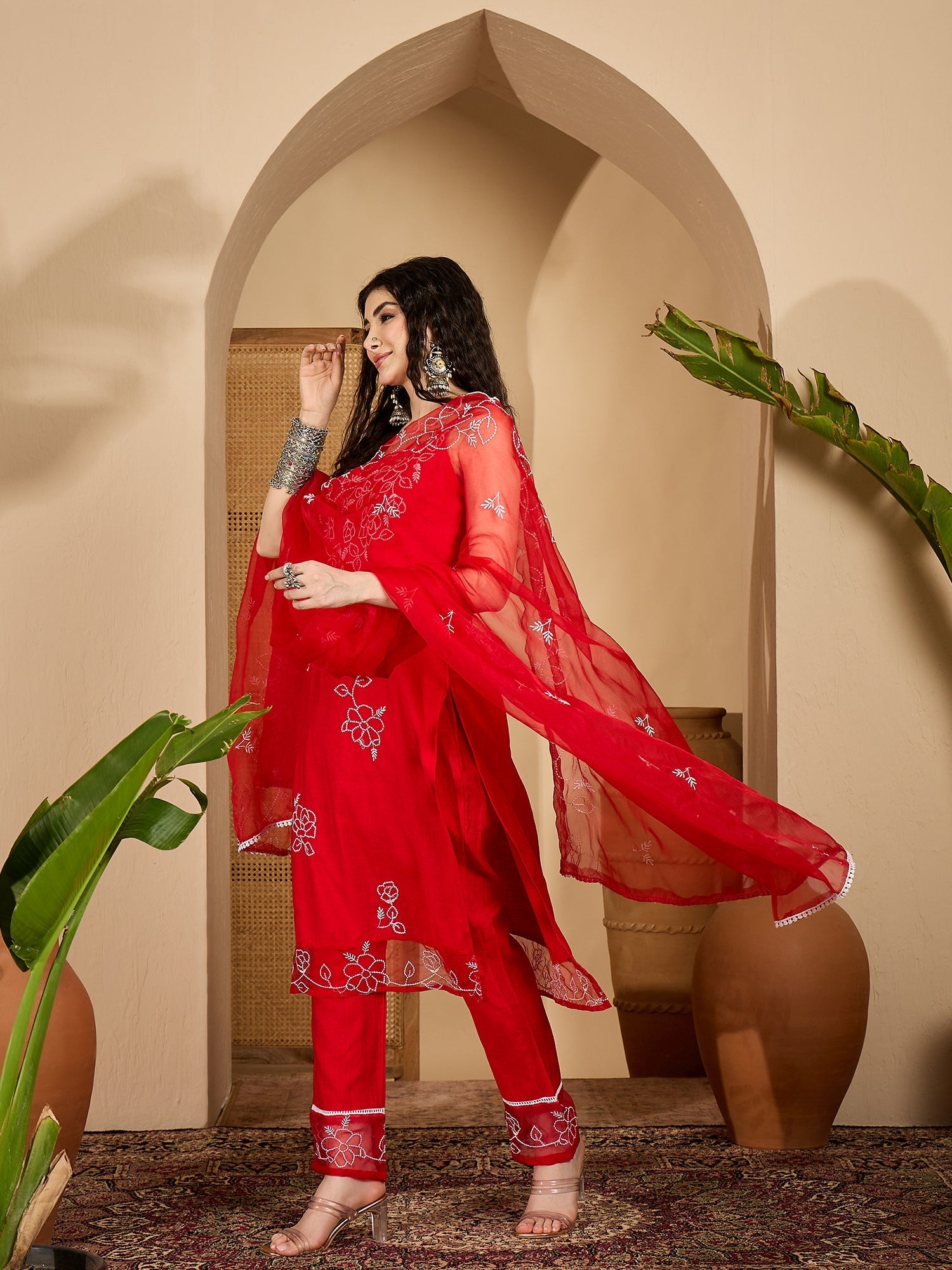 Women's Red Solid & Embroidered Organza Straight Kurta Pant Dupatta Se