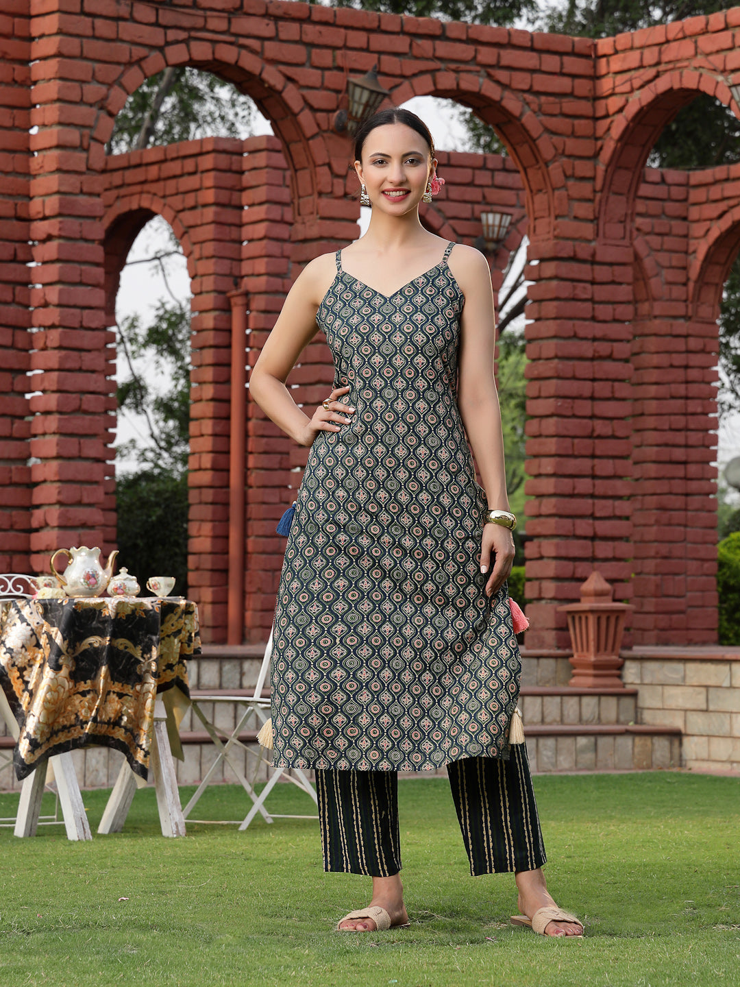 Women's Green Printed Cotton Straight Kurta Pant Set (KPGREENANNIE) | 
