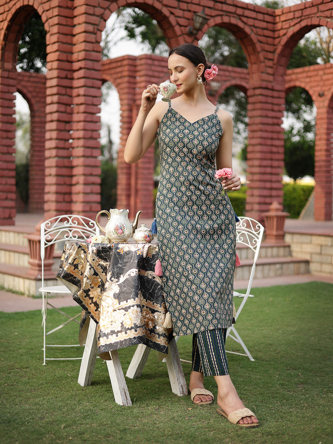Women's Green Printed Cotton Straight Kurta Pant Set (KPGREENANNIE) | 