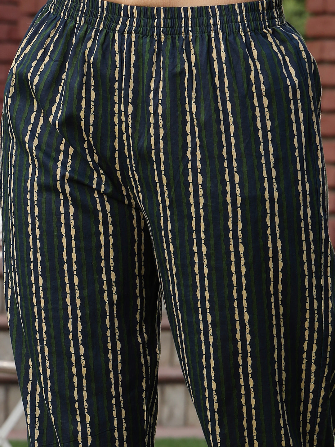 Women's Green Printed Cotton Straight Kurta Pant Set (KPGREENANNIE) | 