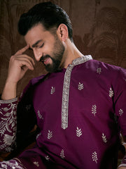 Ethnic Bay Men Purple Silk Blend Solid Embroidered Straight Kurta-MKU1944
