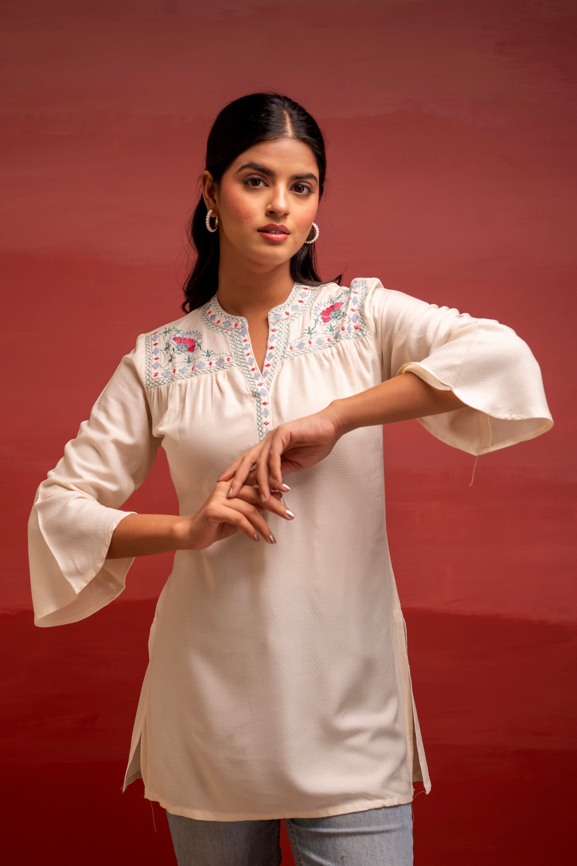 Off White Solid Viscose Tunic with Thread Work | DesiQlo