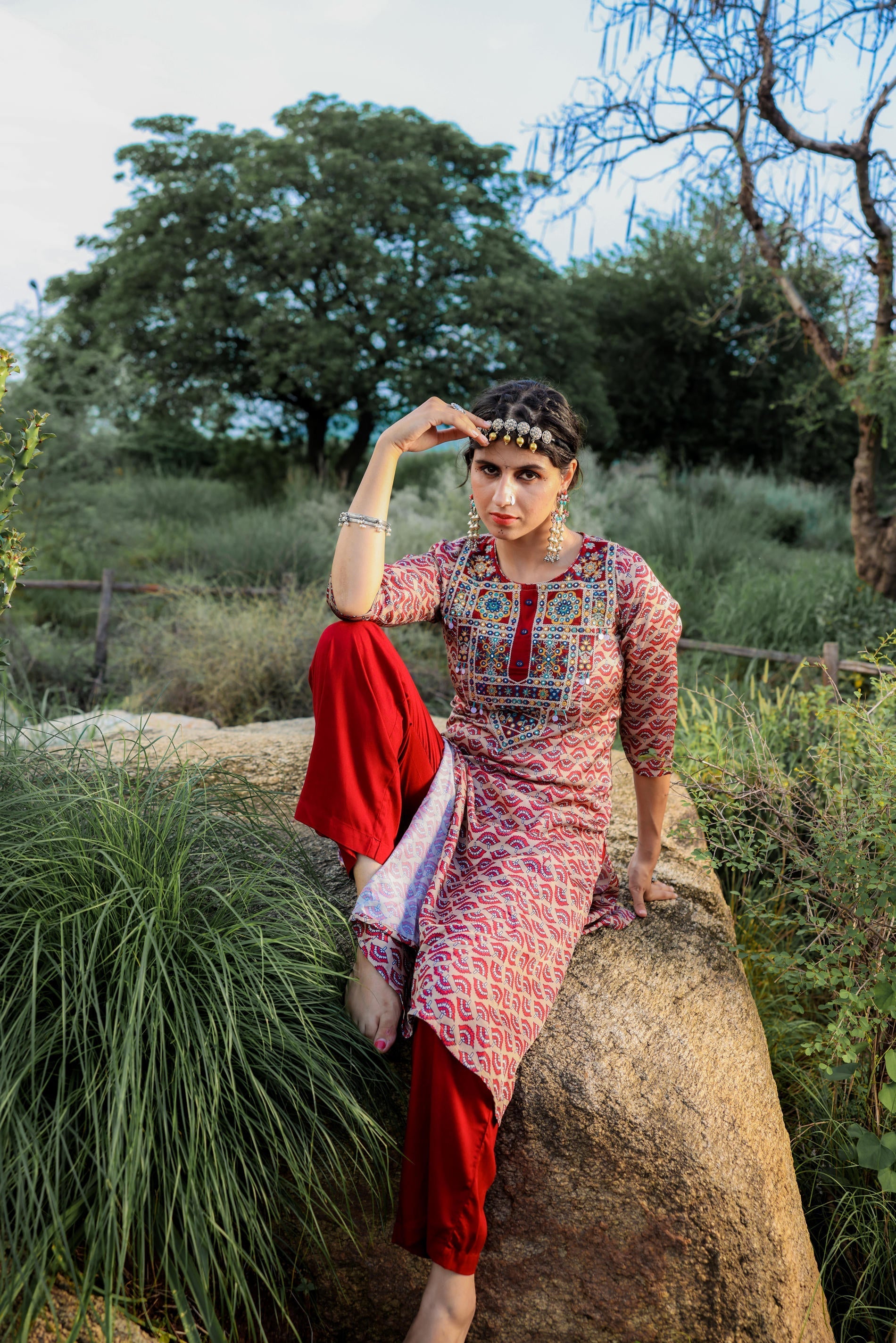 Ivory Floral Poly Kurta and Pants Set with Mirror, Thread Work and Tas