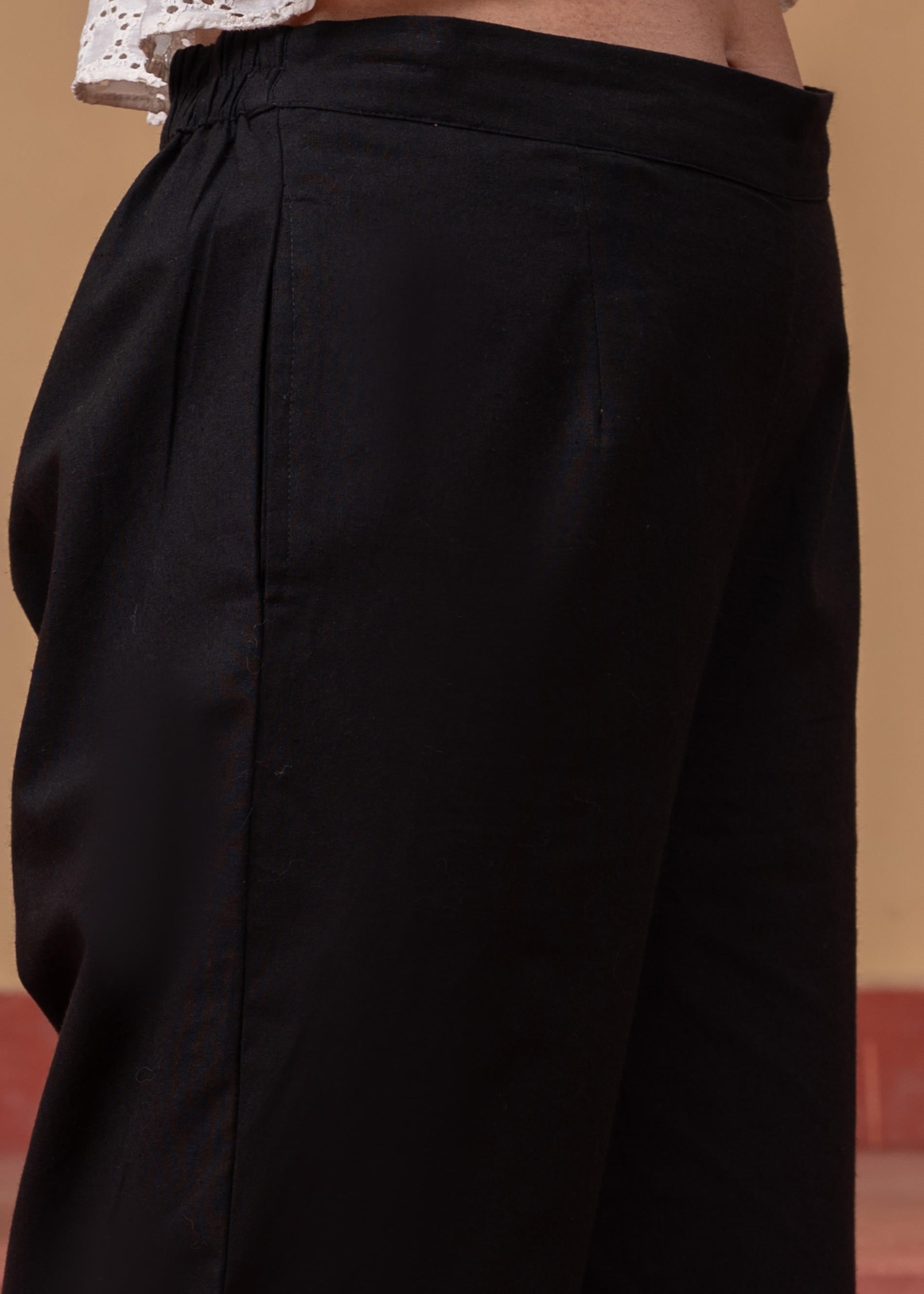 Women's Black Solid Straight Cotton Pant with Pocket | DesiQlo