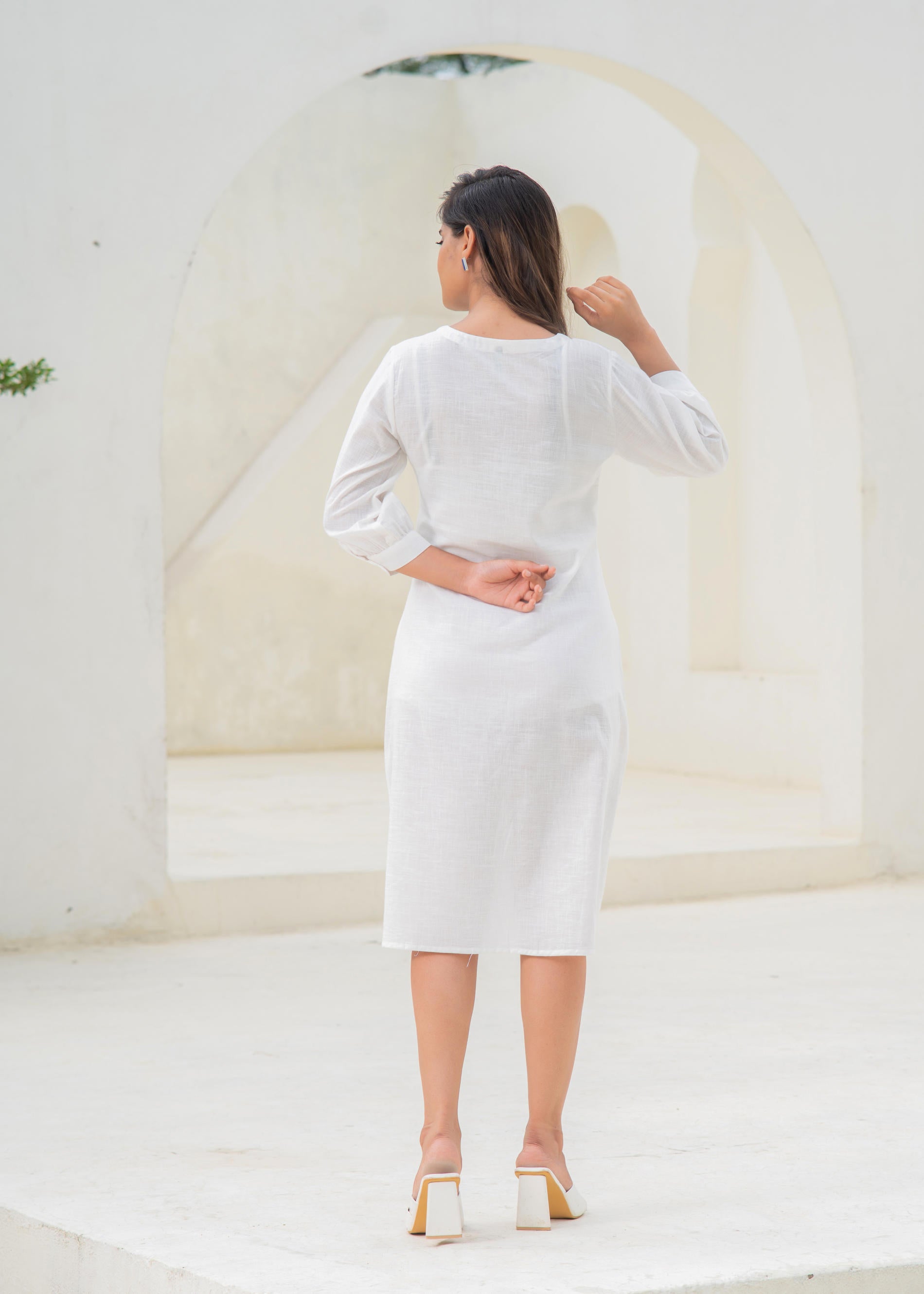 White Embroidered Animal Print Cotton Kurta – Thread Work | DesiQlo