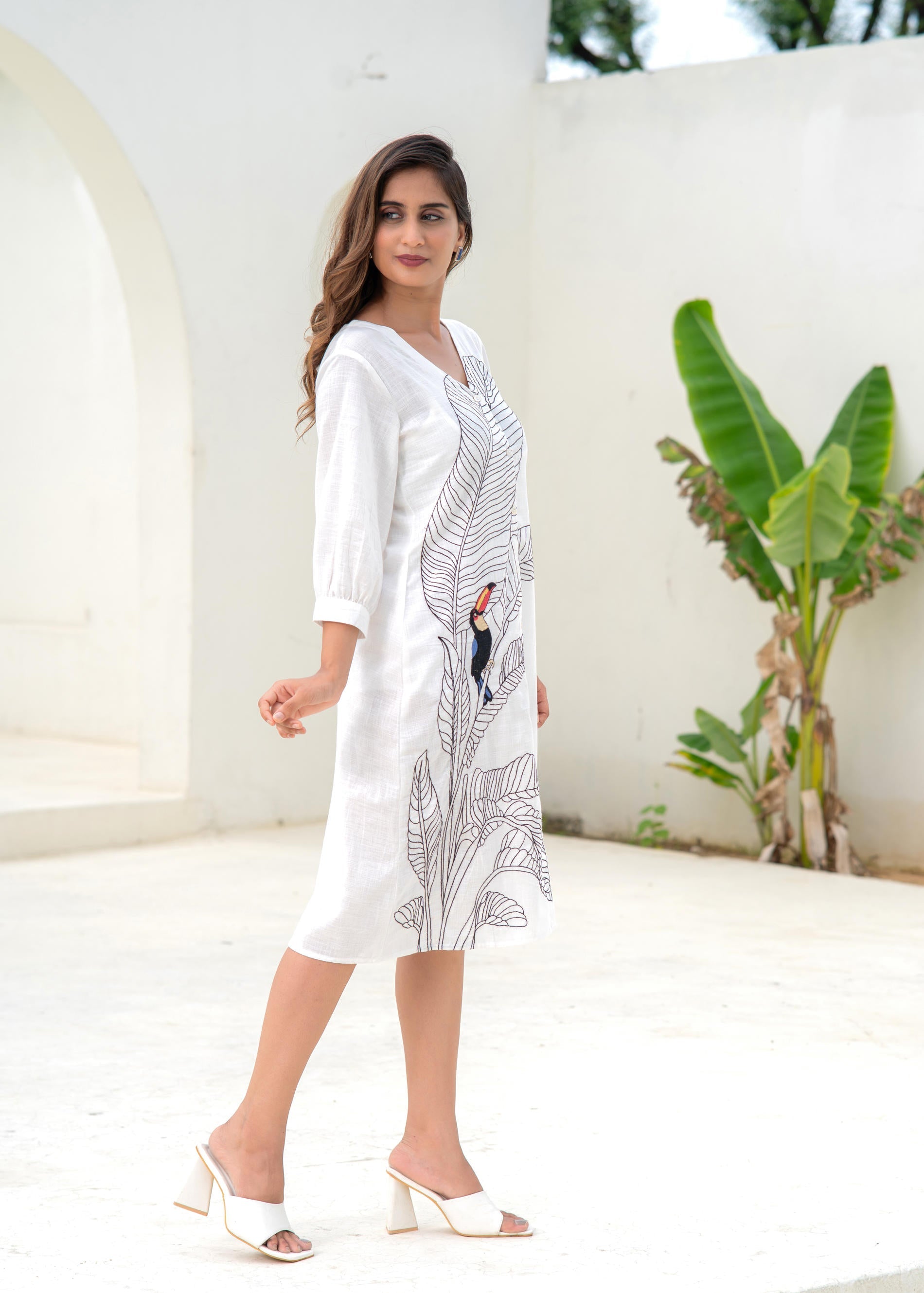 White Embroidered Animal Print Cotton Kurta – Thread Work | DesiQlo