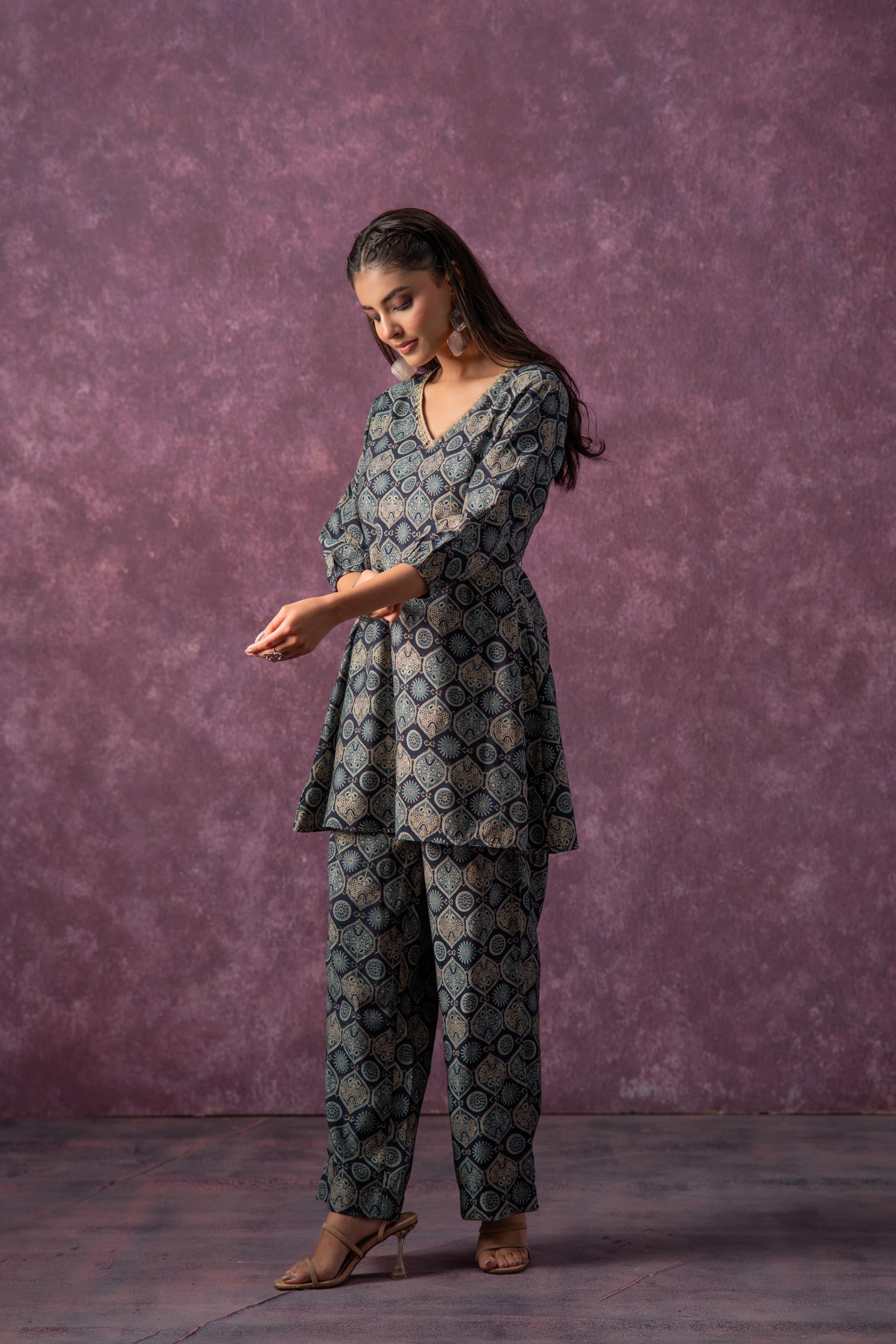 Women's Green & Black Cotton Kurta & Pants Co-ord Set with Ethnic Moti