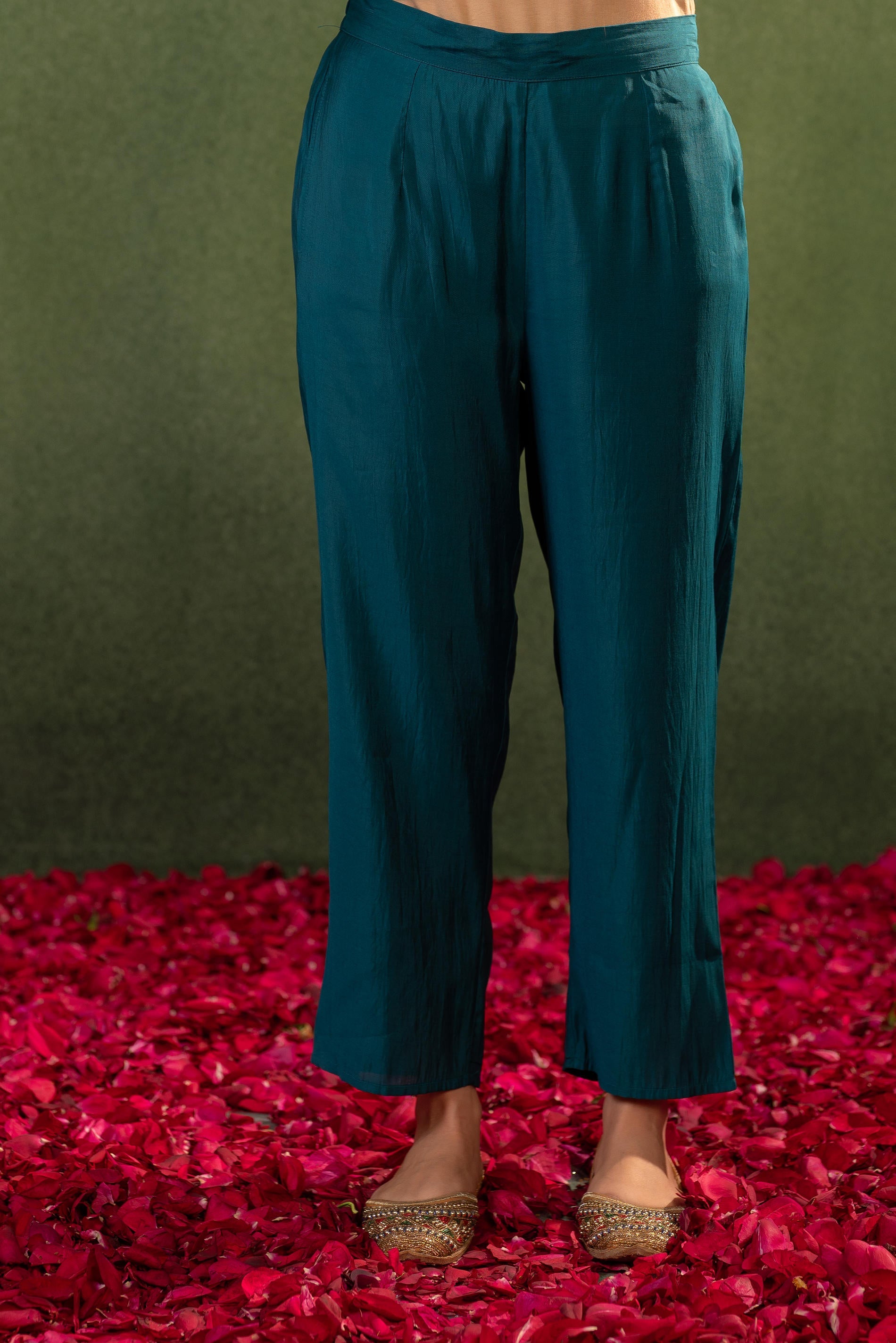 Green Floral Embroidered Kurta Set with Jacquard Dupatta | DesiQlo