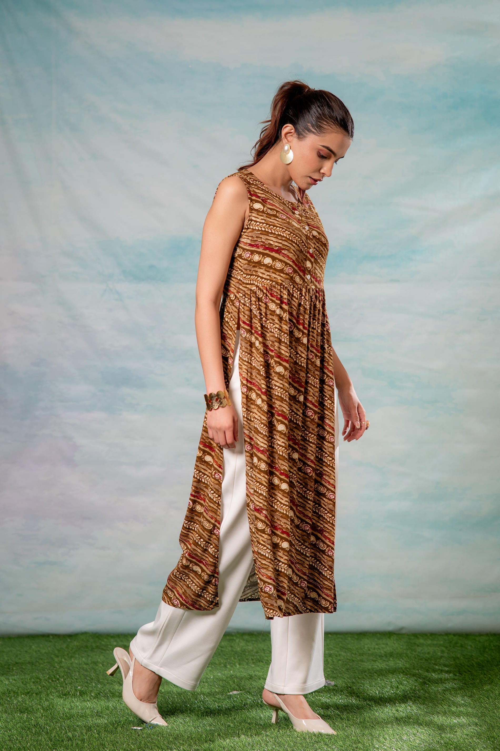 Women's Brown Ethnic Motif Printed Sleeveless Kurta | DesiQlo