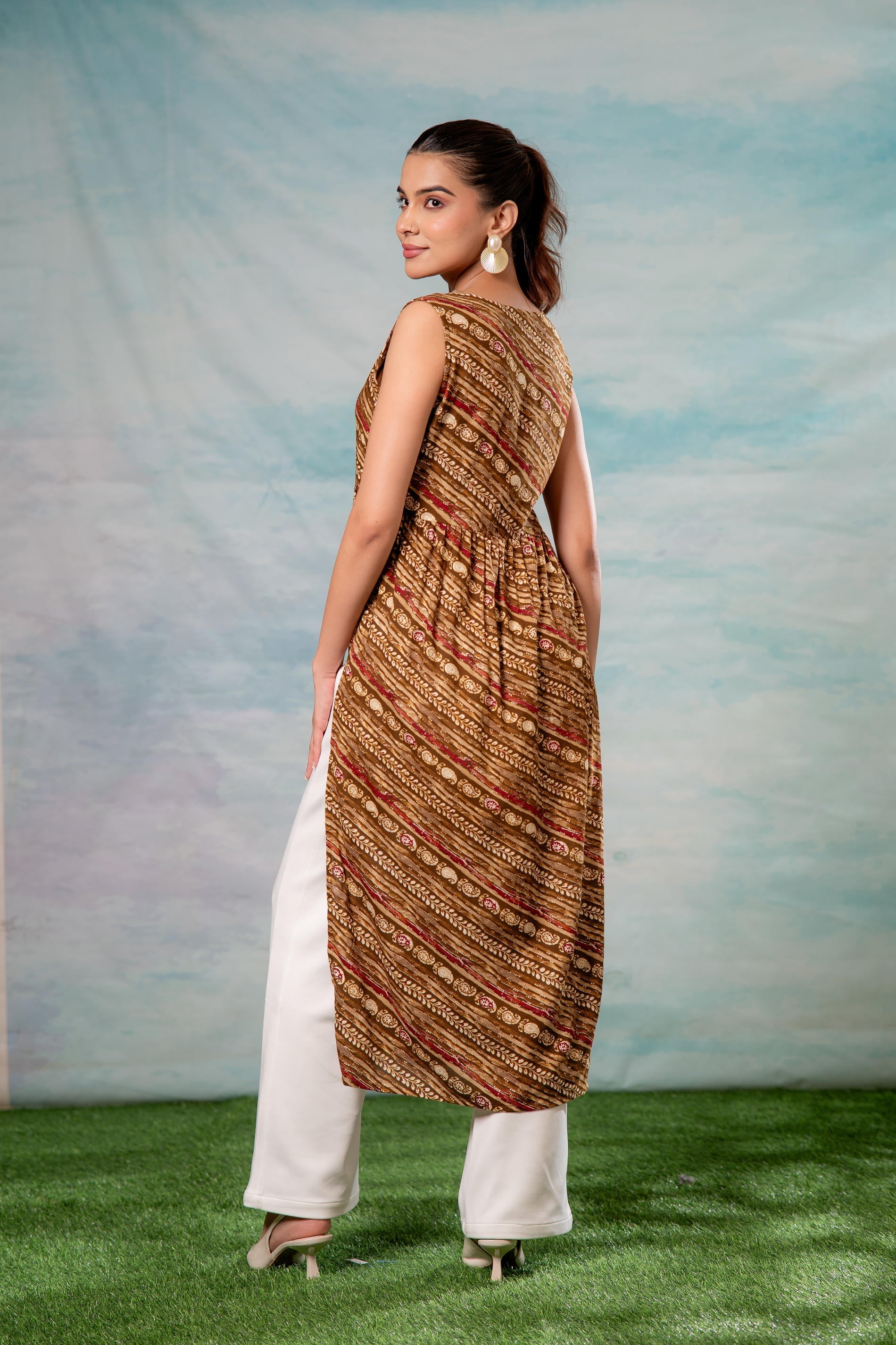 Women's Brown Ethnic Motif Printed Sleeveless Kurta | DesiQlo