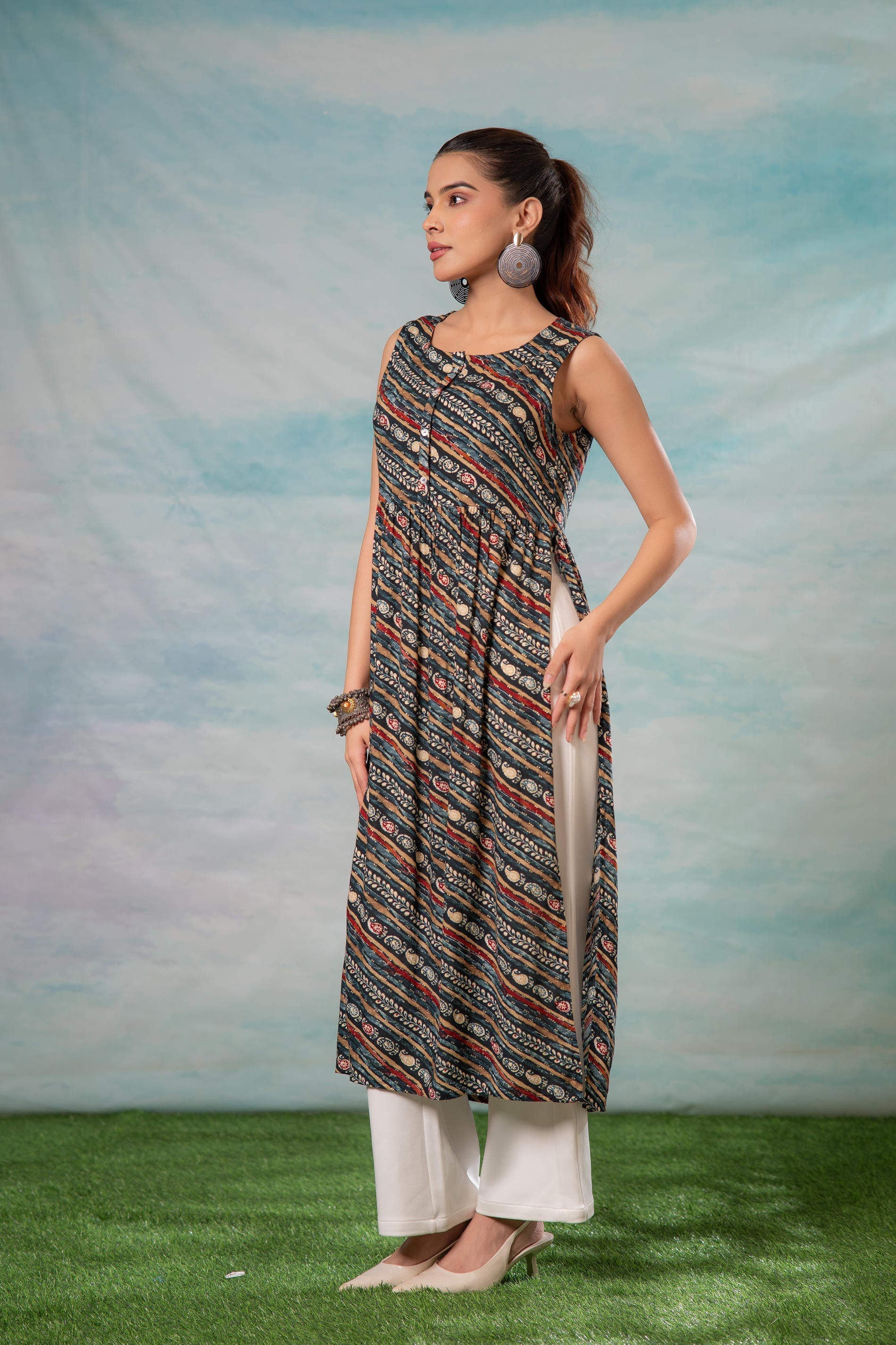 Women's Navy Ethnic Motif Printed Sleeveless Kurta | DesiQlo