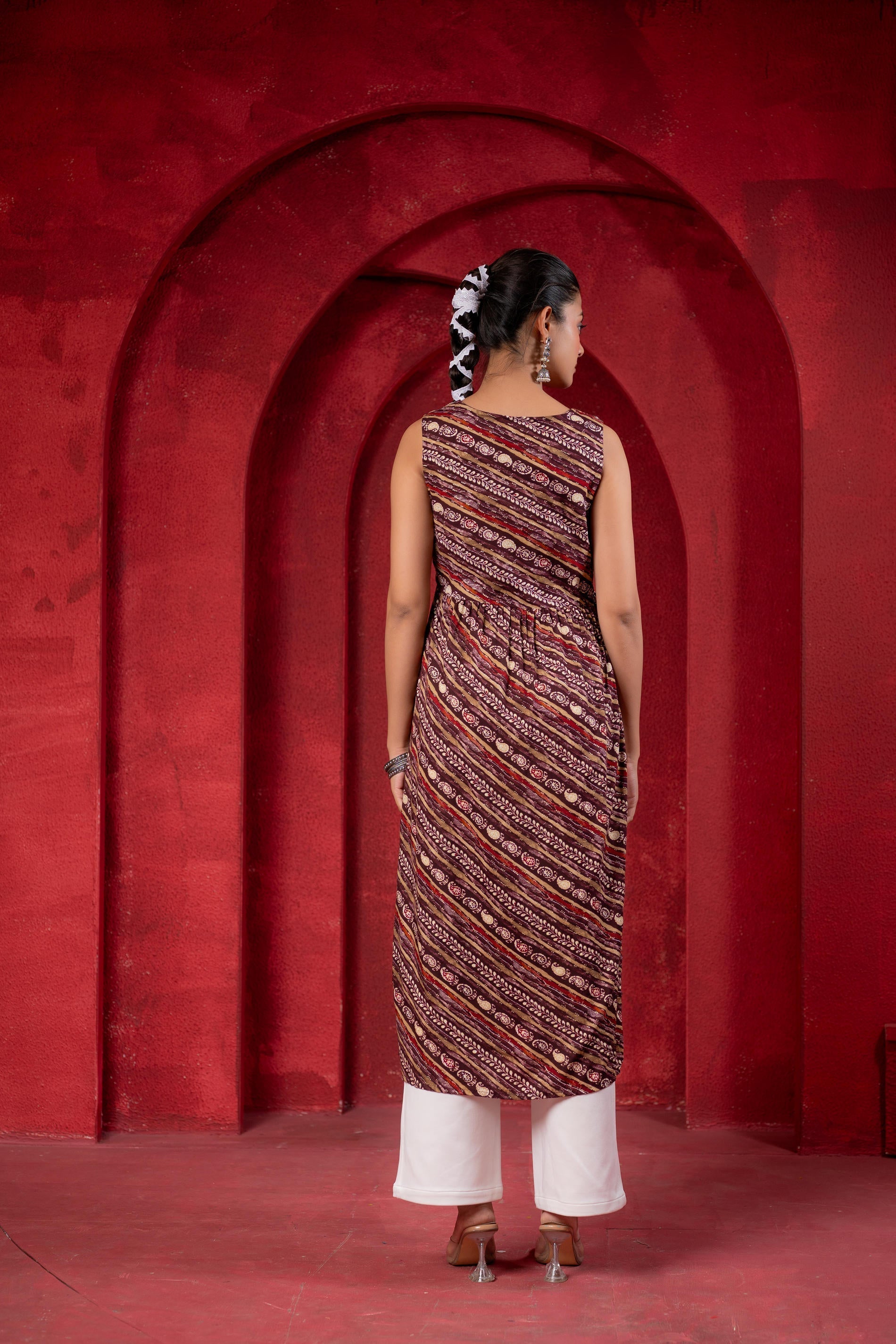 Women's Pink Ethnic Motif Printed Sleeveless Kurta | DesiQlo