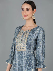 Women Silk Blend Dyed Embroidered Kurta