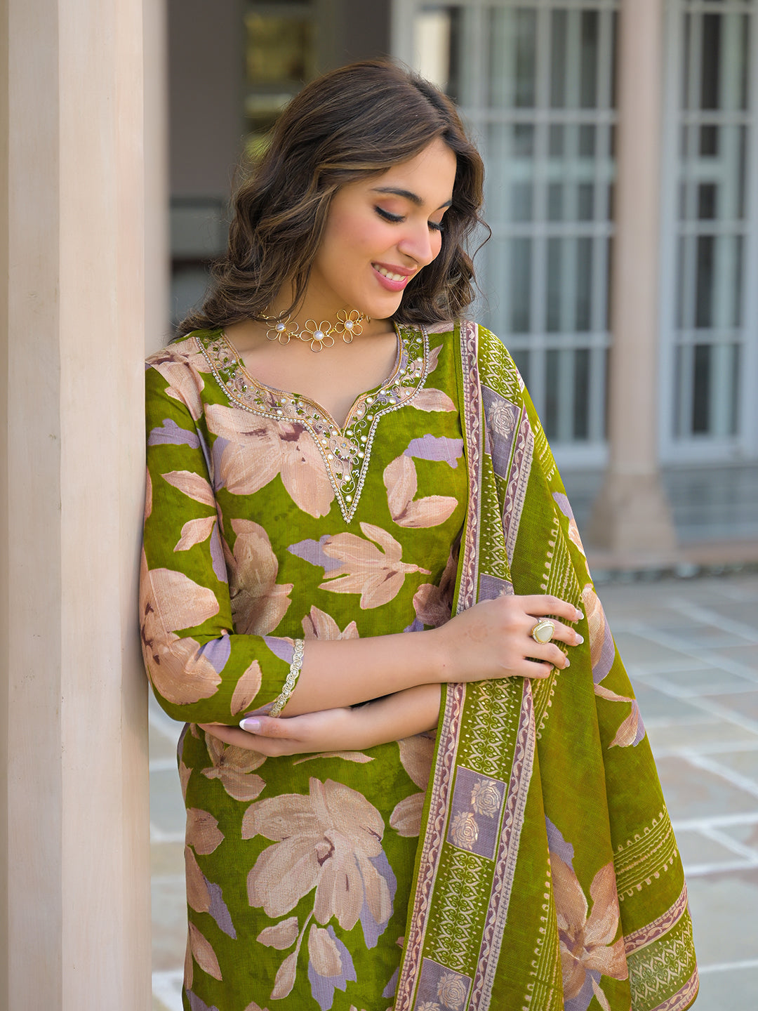 Women Green Viscose Floral Printed Straight Kurta Trousers With Dupatta