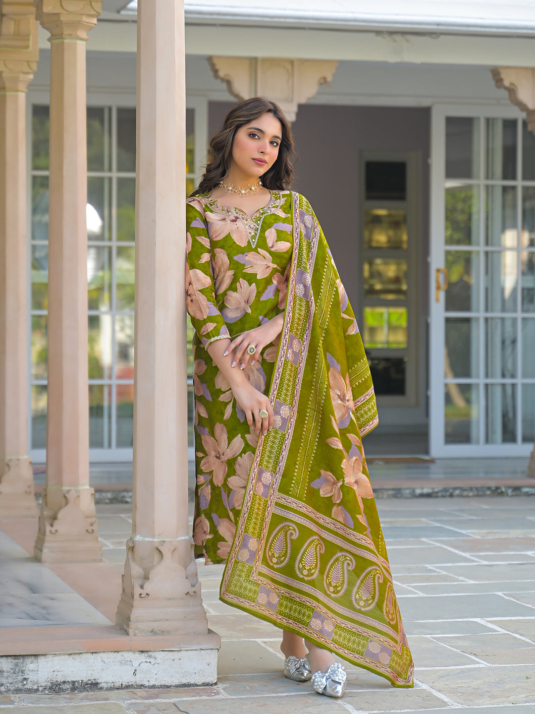 Women Green Viscose Floral Printed Straight Kurta Trousers With Dupatta